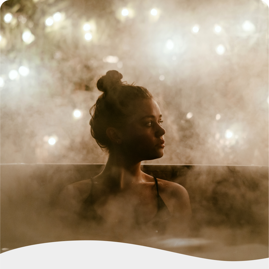 Personne assise dans un environnement brumeux avec des lumières floues en arrière-plan. | Persoon zittend in een mistige omgeving met wazige lichten op de achtergrond.