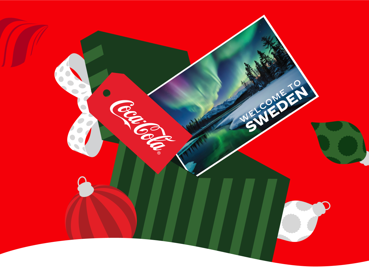 Illustration einer grünen Geschenkbox mit Coca-Cola Anhänger und weißer Schleife. Darin steckt eine Postkarte mit Nordlichtern und der Aufschrift „Welcome to Sweden“, umgeben von roten und weißen Weihnachtskugeln auf rotem Hintergrund.