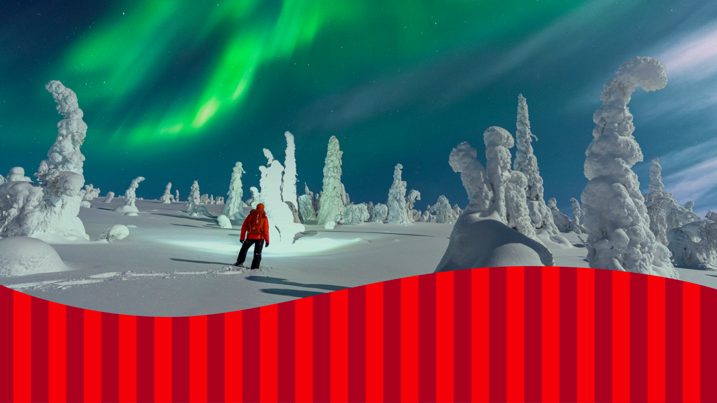Personne en manteau rouge marchant dans un paysage enneigé avec des arbres recouverts de neige, sous des aurores boréales vertes dans le ciel nocturne. - Persoon in rode jas die loopt door een besneeuwd landschap met met sneeuw bedekte bomen, onder groene noorderlichten in de nachtelijke hemel.