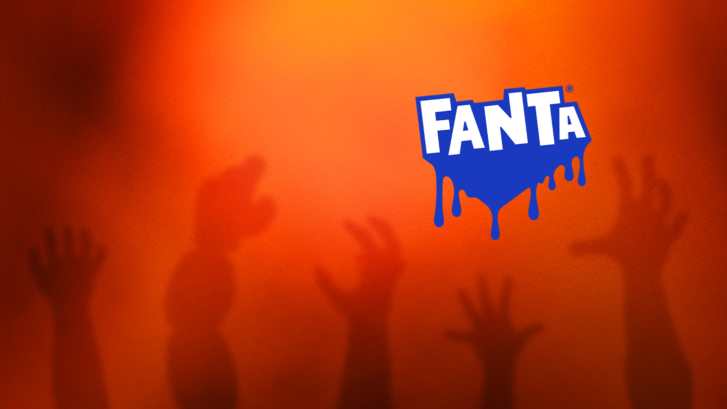  Een afbeelding met een oranje achtergrond waarop donkere silhouetten van opgestoken en reikende handen te zien zijn. Rechtsboven staat het Fanta-logo in wit en blauw, met een druipend effect.