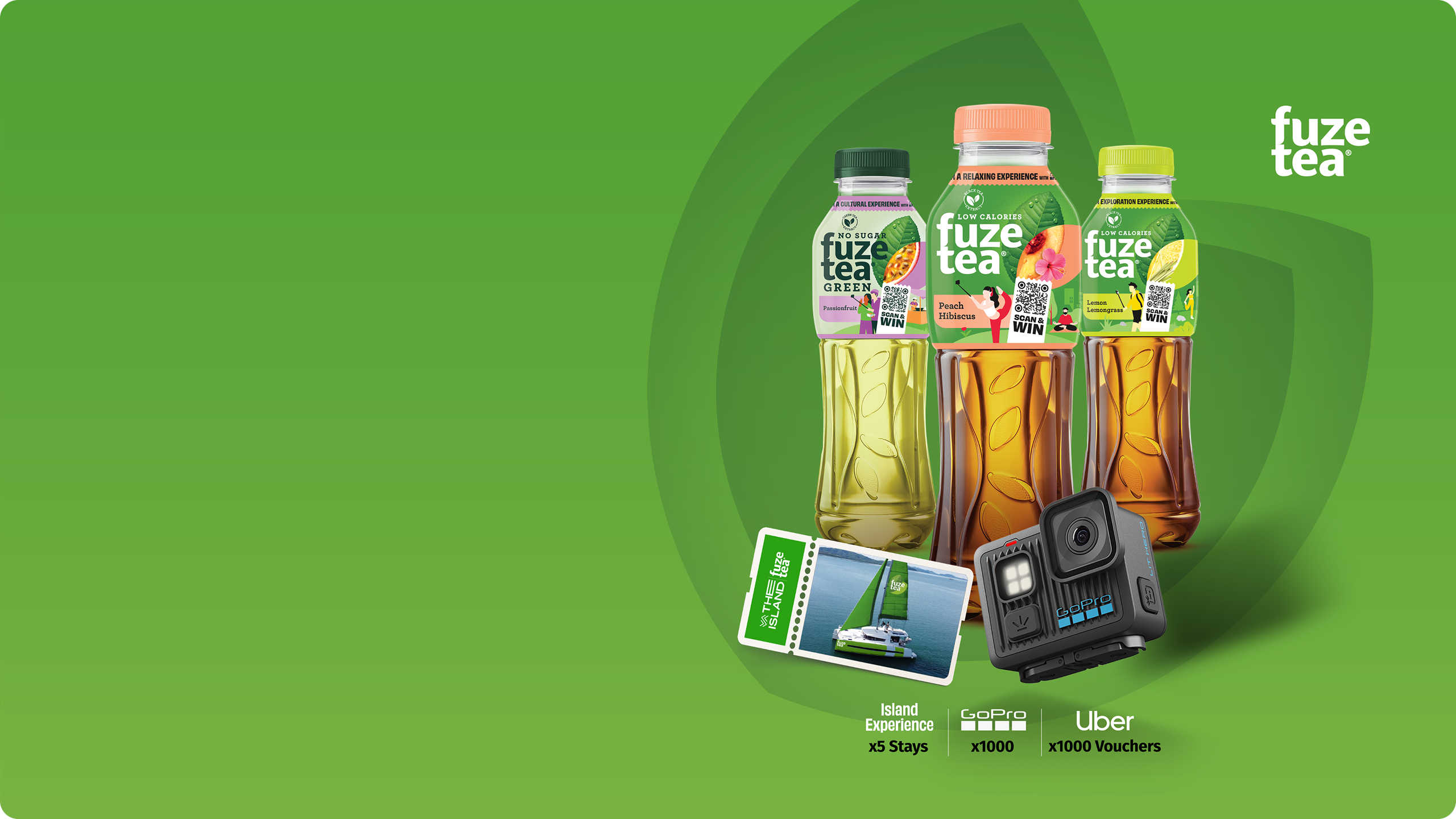 Drie Fuze Tea‑flessen in verschillende smaken op een groene achtergrond, met partnerafbeeldingen van Island Experience en een GoPro‑camera.