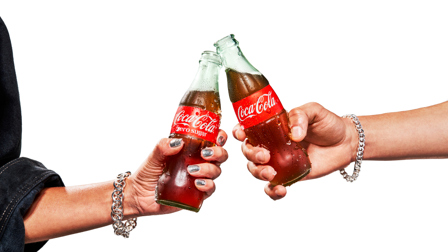 Razigrani baner s bocom Coca-Cole Zero s sloganom nema šećera #nema riječi okus je predobar za riječi