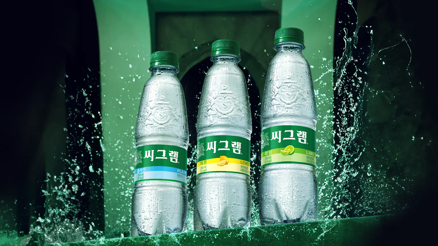 테이블 위에 놓인 씨그램 레몬 음료와 레몬 라임 과일