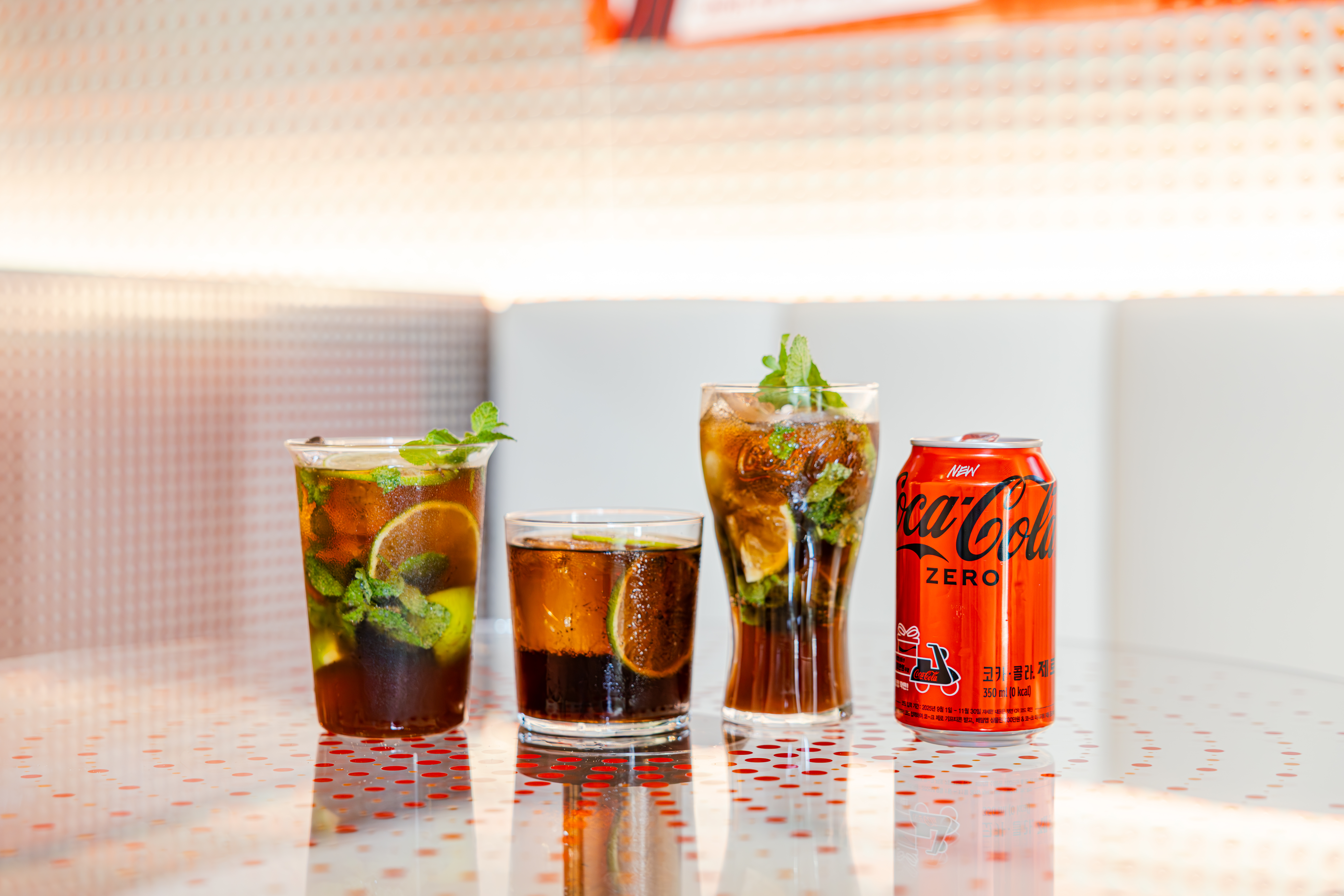 코카-콜라 쿡북에서 영감을 받아 코카-콜라를 활용해 개발한 한정판 음료 메뉴 3종.