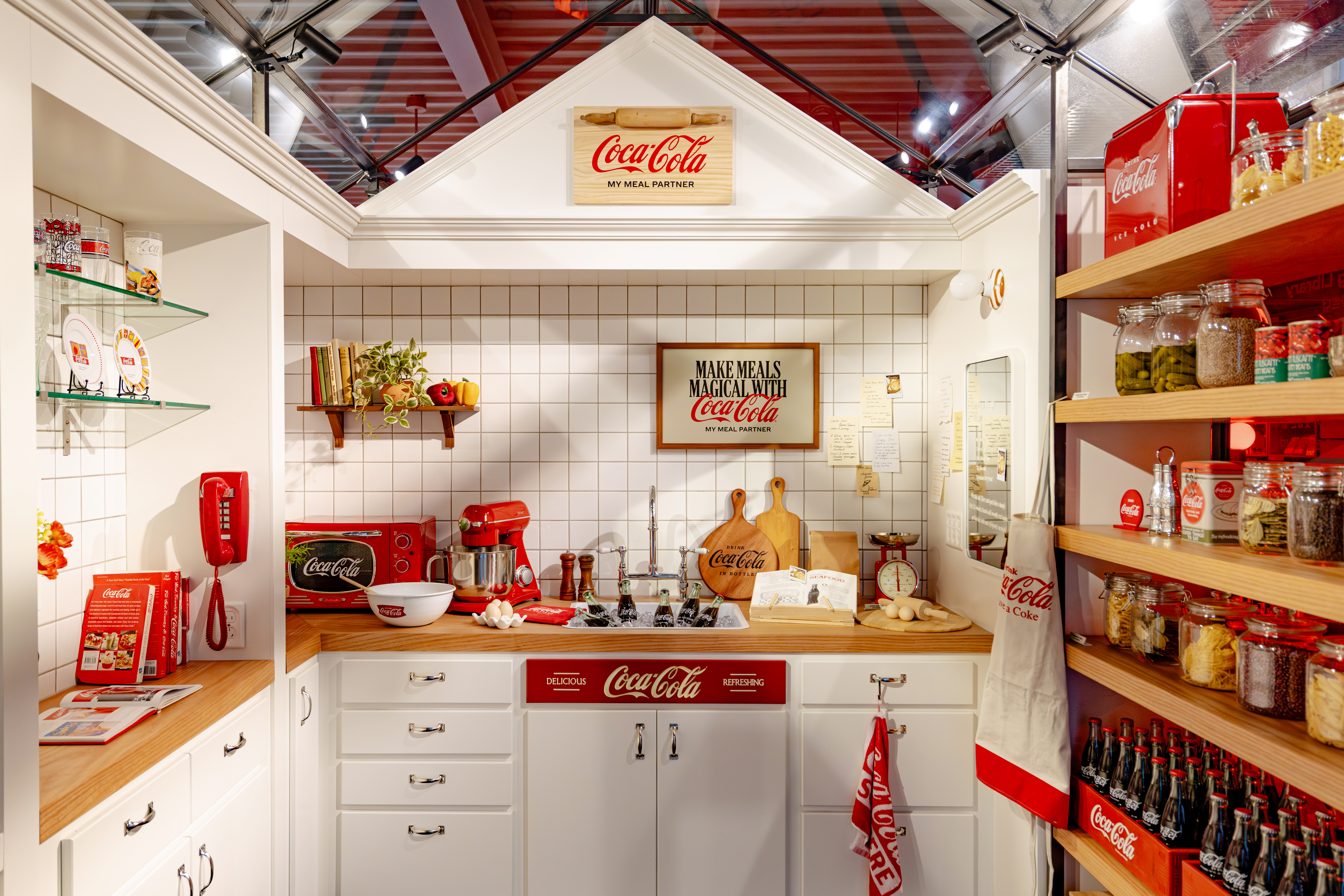 2층에 위치한 레트로 코-크 키친 컨셉의 '코카-콜라 쿡샵' 전시 공간. 코카-콜라의 브랜드 헤리티지를 느낄 수 있는 감성적인 코카-콜라 빈티지 제품들과 각종 아이템이 전시돼 있다.