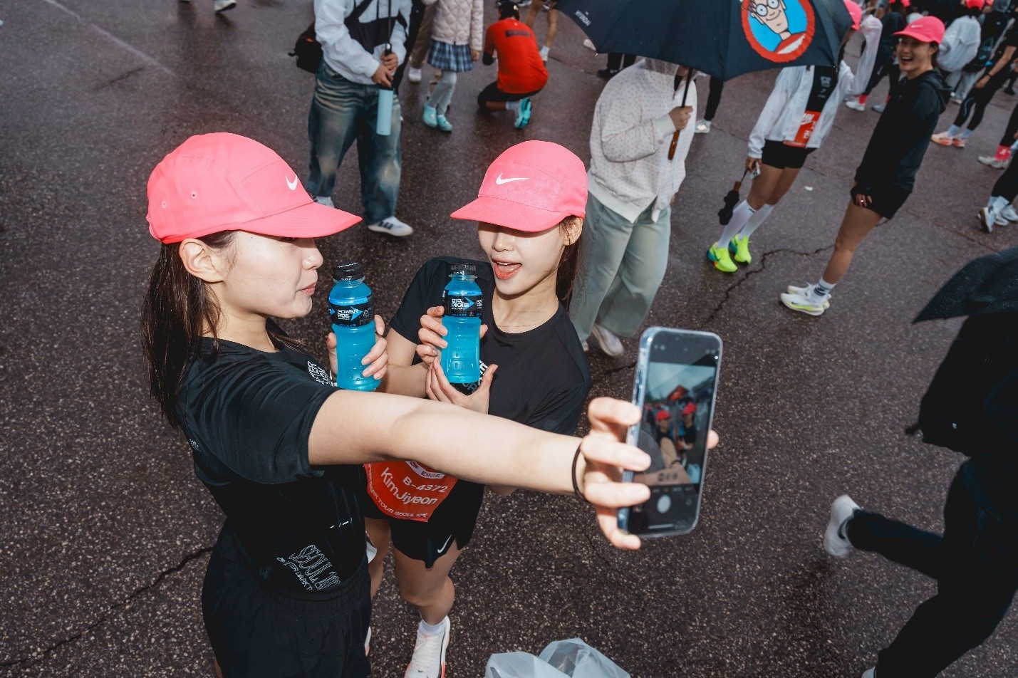 마라톤 대회에 참가한 러너들이 완주 전후 파워에이드와 함께 러닝 인증샷을 남기고 있는 모습