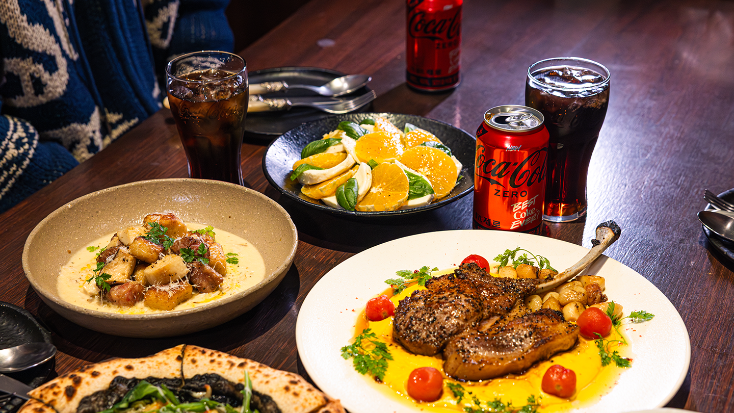 레드리본 인증을 받은 레스토랑의 대표 메뉴들과 코카-콜라 제로가 테이블 위에 맛있게 차려져있는 모습