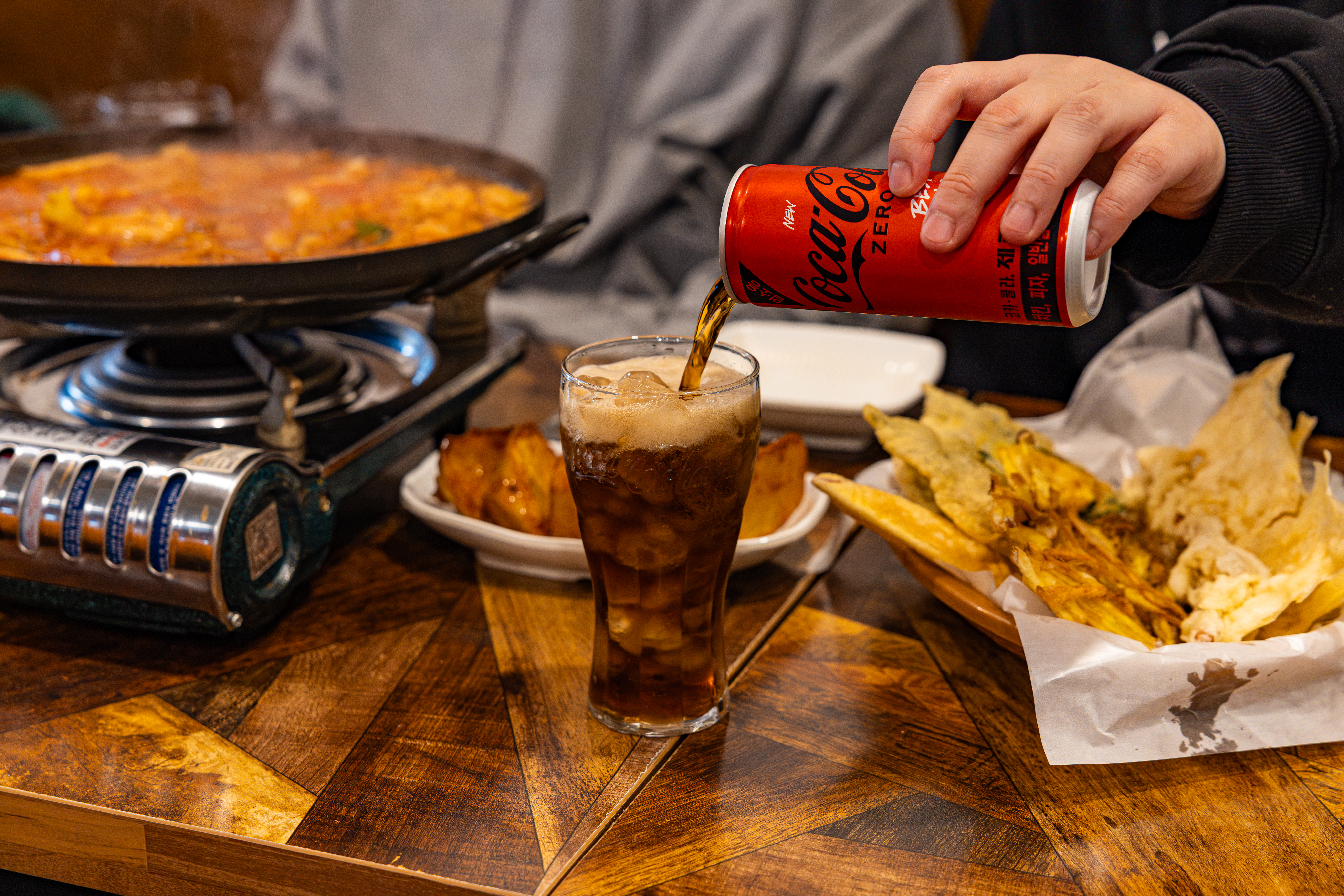 레드리본 맛집 '오리지날분식'의 대표메뉴, 즉석떡볶이와 튀김을 코카-콜라 제로와 함께 즐기고 있다.