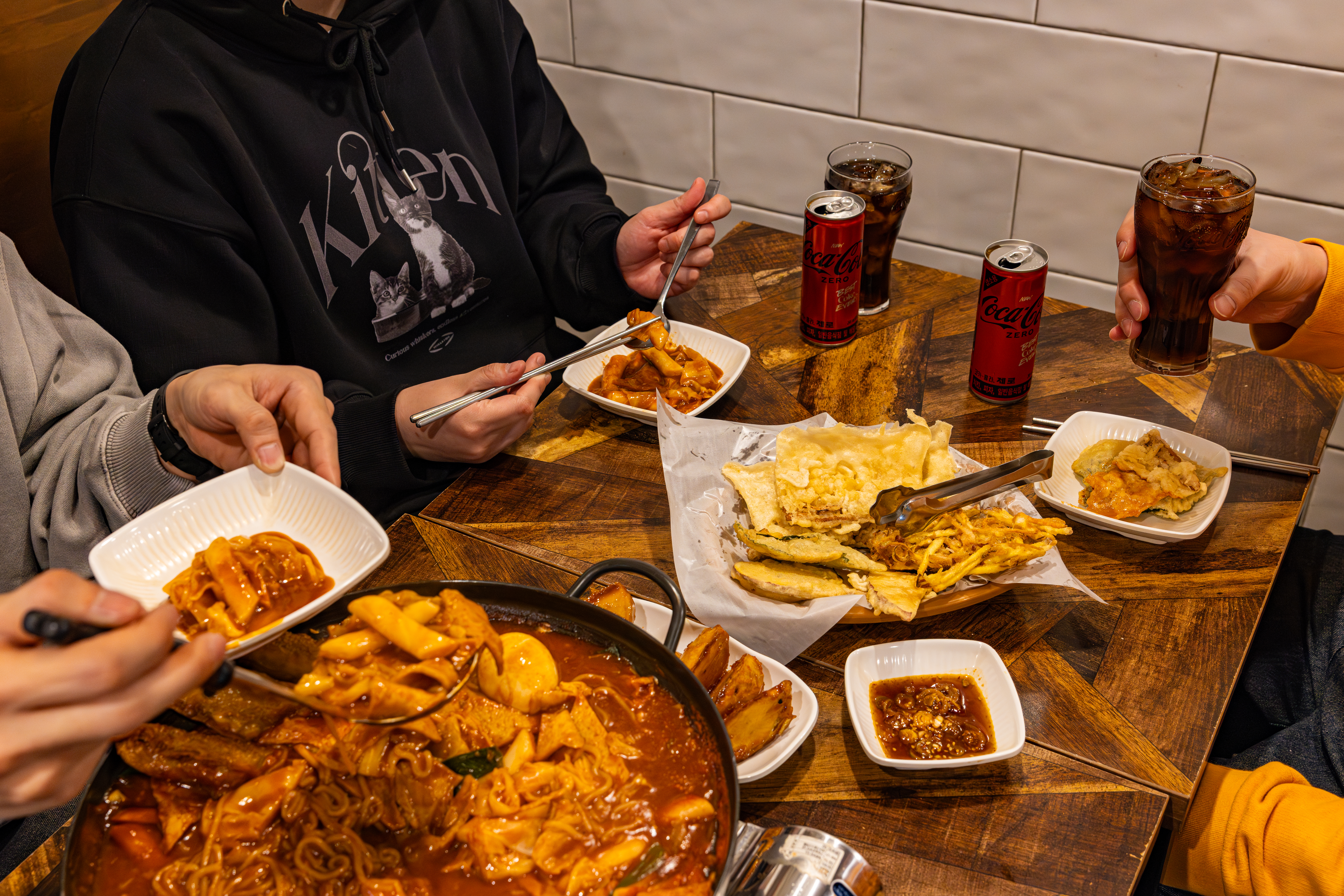 레드리본 맛집 '오리지날분식'의 대표메뉴, 즉석떡볶이와 튀김을 코카-콜라 제로와 함께 즐기고 있다.