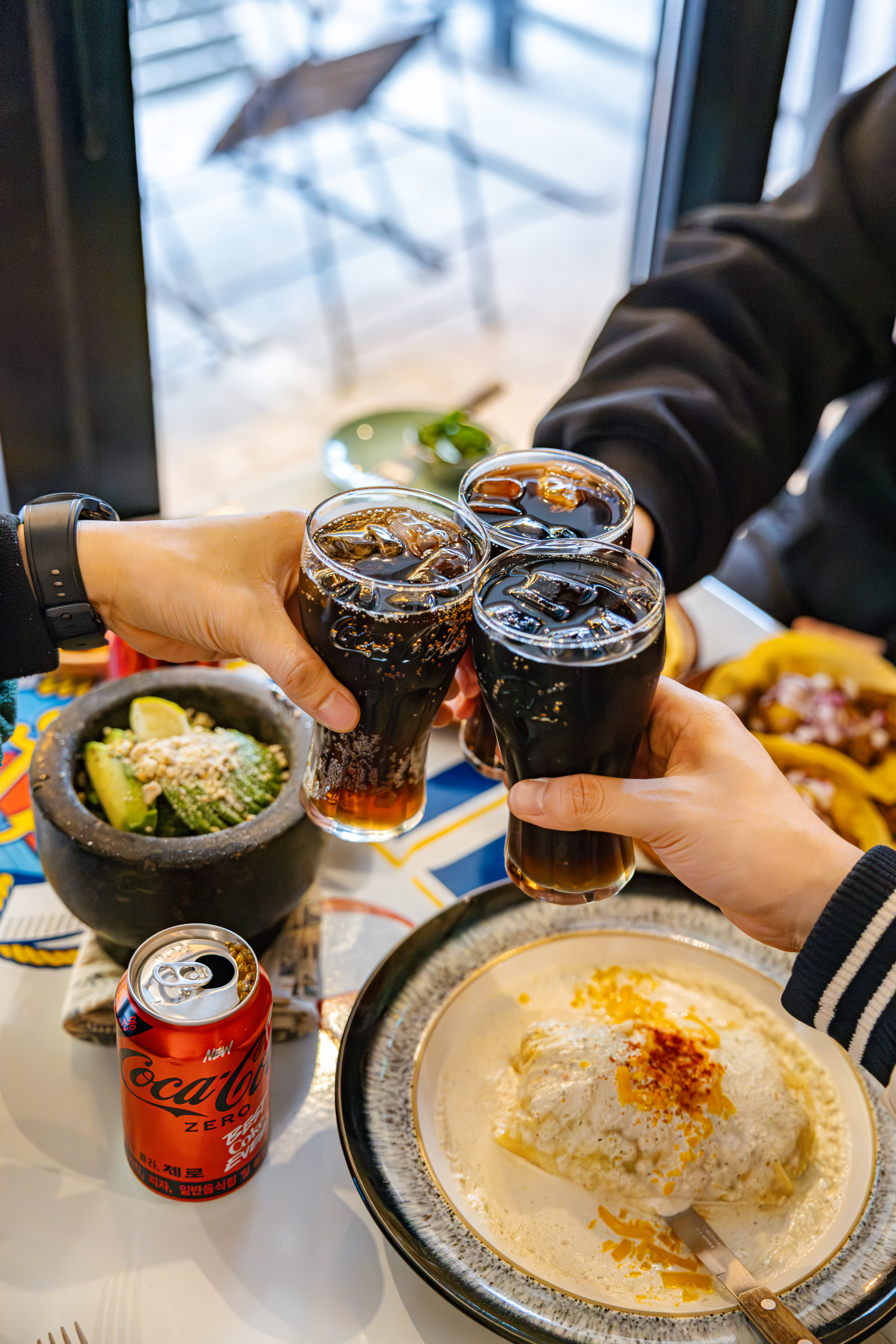 레드리본 맛집 '비아메렝게'의 대표메뉴, 카르니타스 타코, 프레쉬 과카몰리, 그리고 엔칠라다를 코카-콜라 제로와 함께 즐기고 있다.