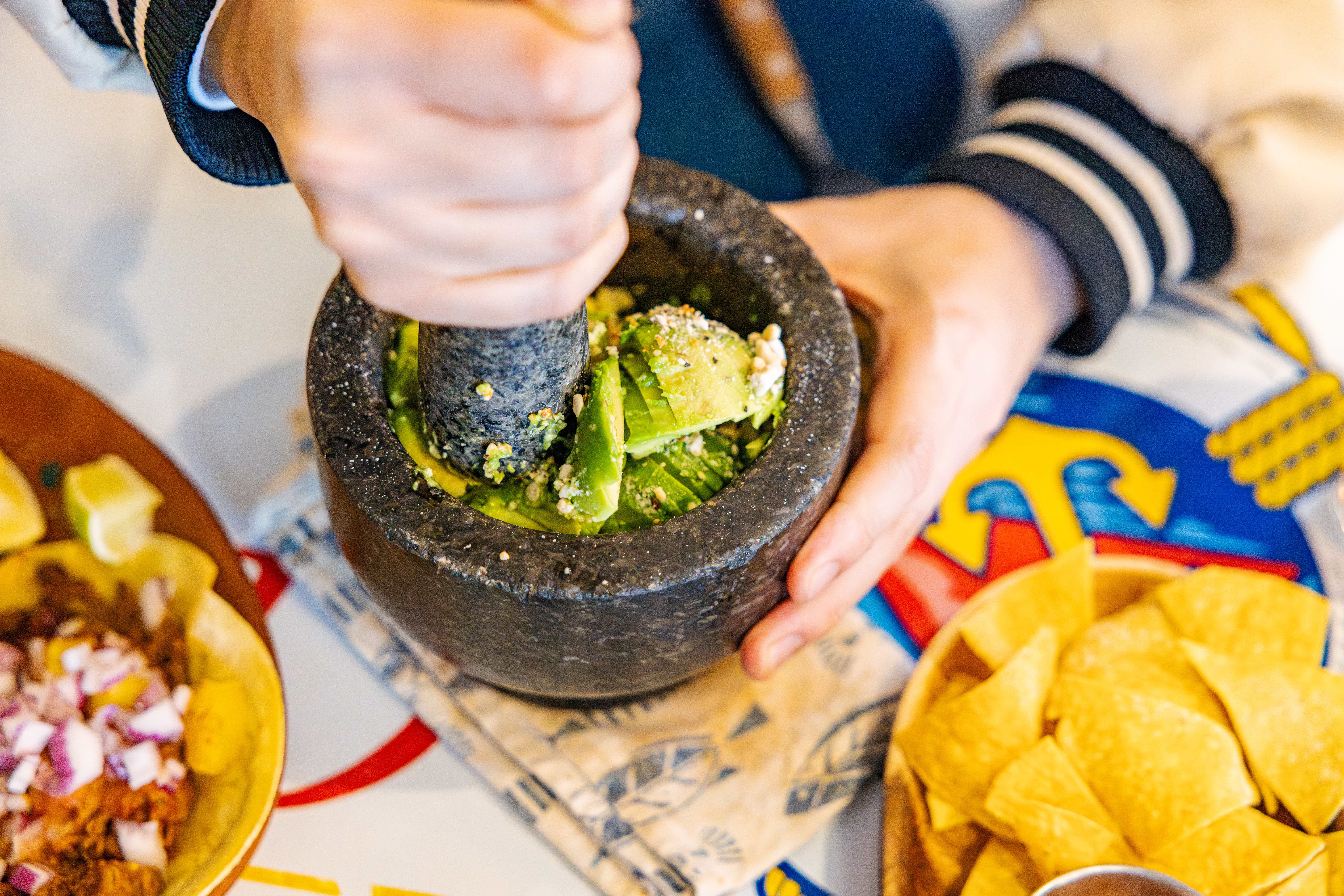 레드리본 맛집 '비아메렝게'의 대표메뉴, 카르니타스 타코와 프레쉬 과카몰리를 코카-콜라 제로와 함께 즐기고 있다.