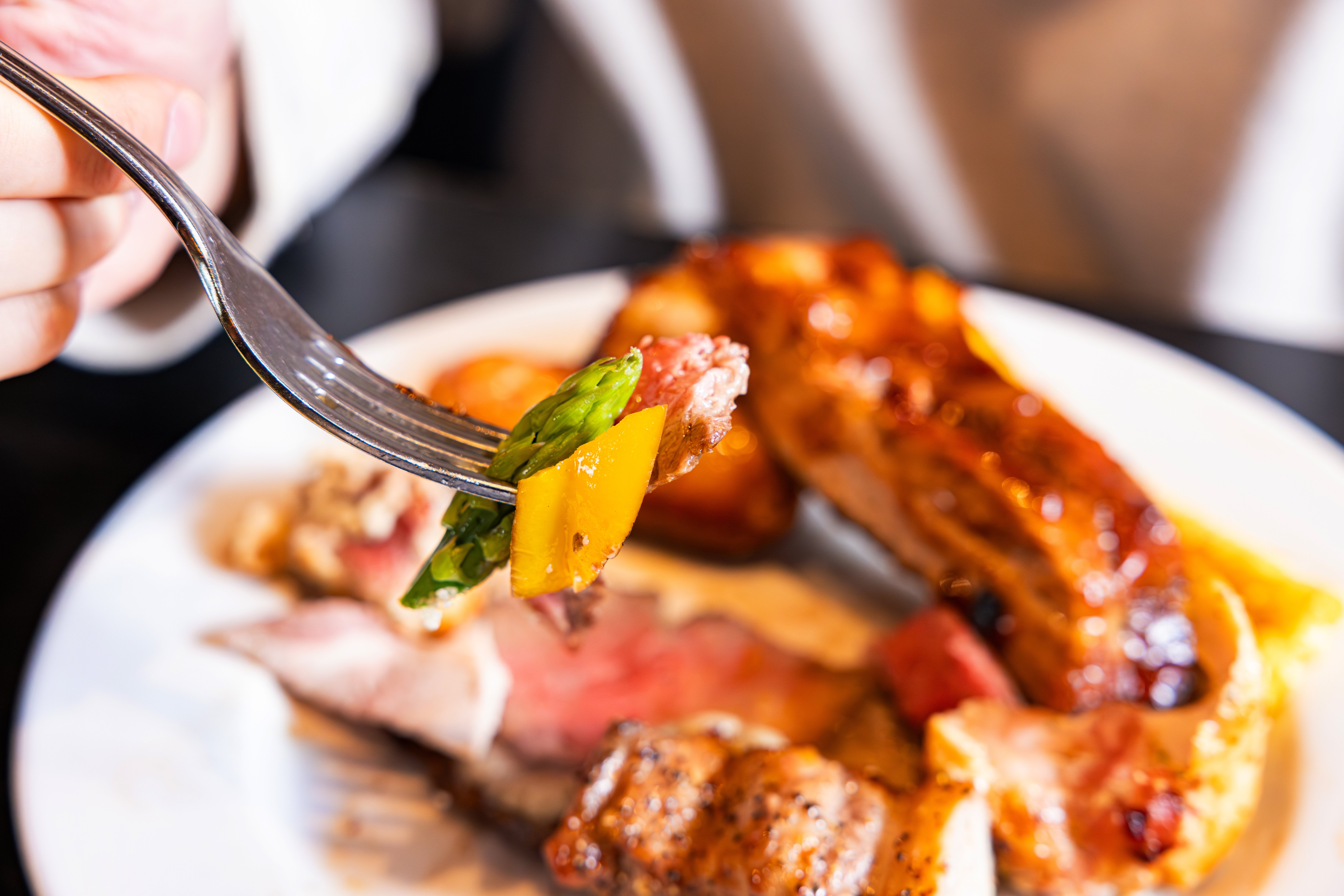 레드리본 맛집 ‘텍사스데브라질’에서 슈하스코 고기와 채소를 한 접시에 담아 즐기고 있다.