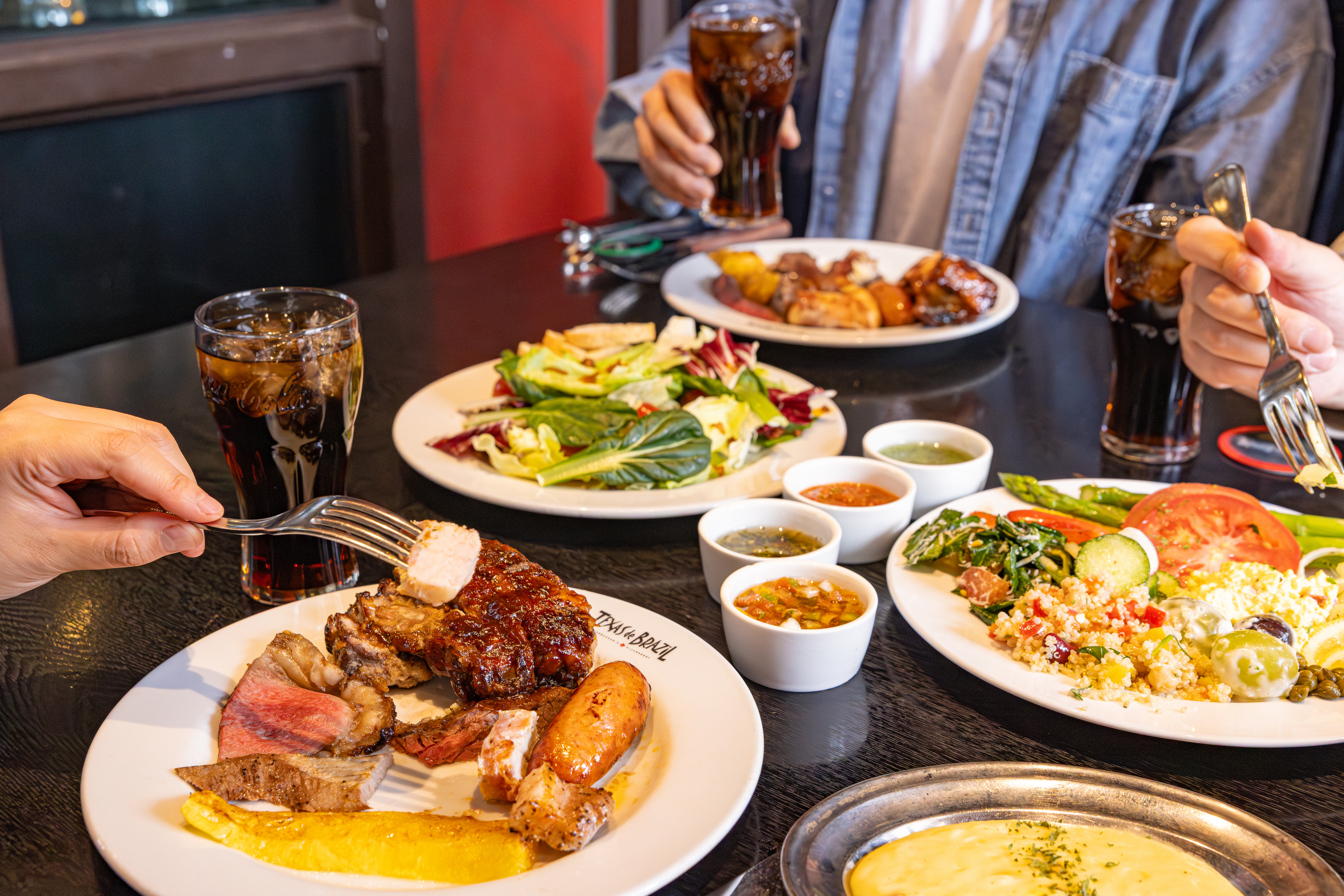 레드리본 맛집 '텍사스데브라질'의 대표메뉴, 9종의 브라질식 슈하스코와 샐러드바 음식을 코카-콜라 제로와 함께 즐기고 있다.