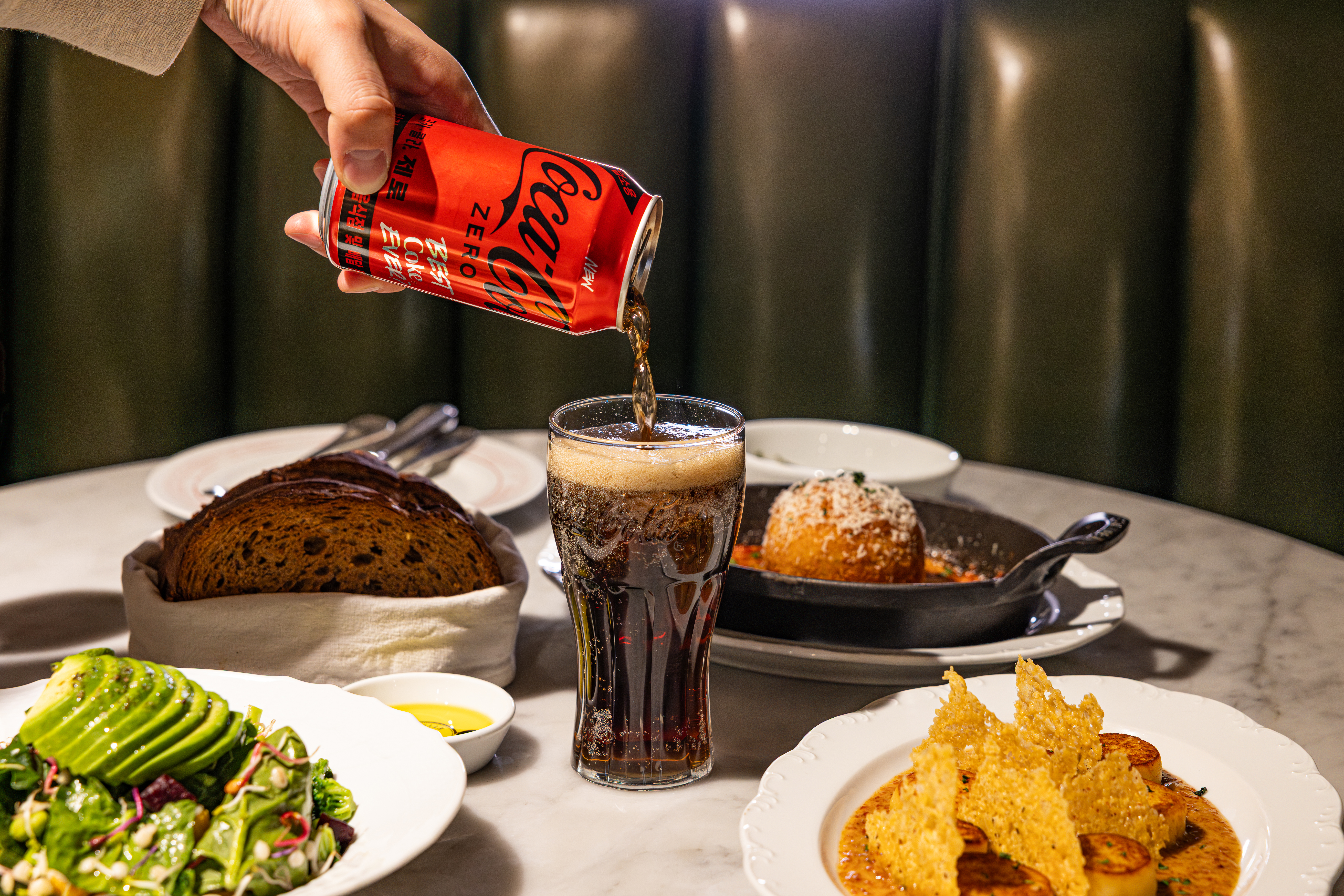 레드리본 맛집 '에토레'의 대표메뉴, 아란치니, 베이컨 크림 뇨끼, 그리고 슈퍼푸드샐러드를 코카-콜라 제로와 함께 즐기고 있다.