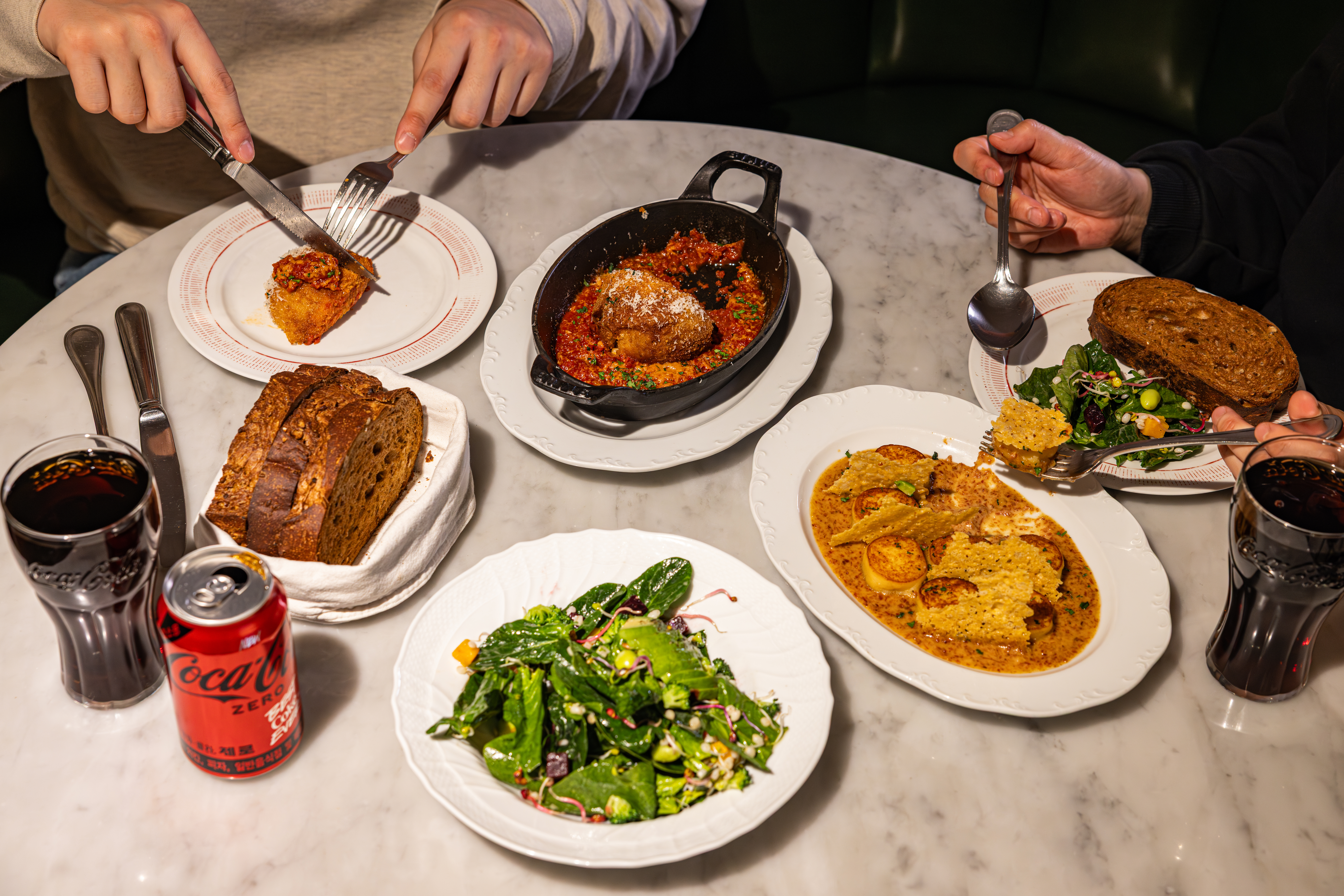 레드리본 맛집 '에토레'의 대표메뉴, 아란치니, 베이컨 크림 뇨끼, 그리고 슈퍼푸드샐러드를 코카-콜라 제로와 함께 즐기고 있다.