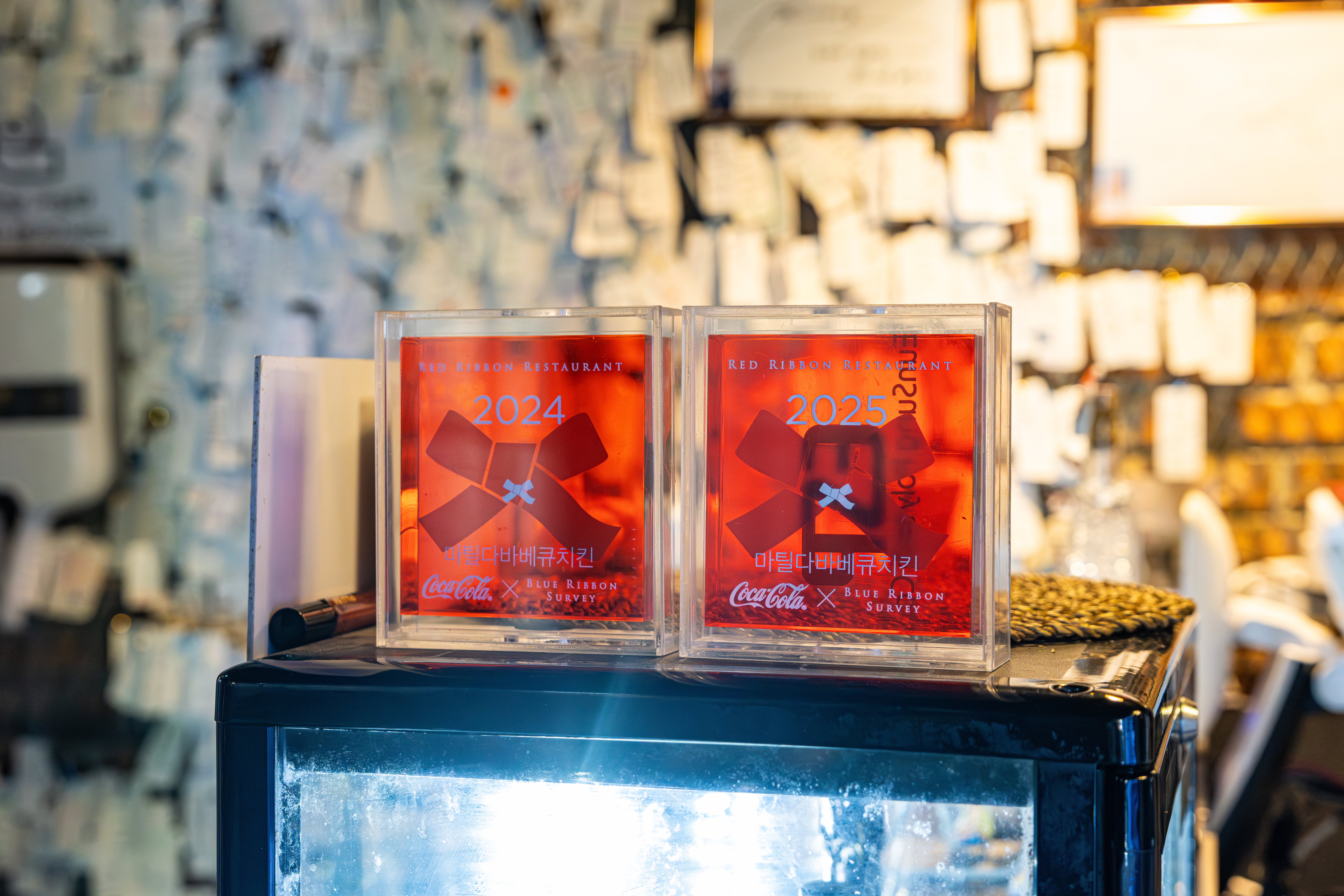 인증 받은 레드리본 맛집 '마틸다바베큐치킨' 입구에 2년 연속 받은 레드리본 명패가 진열되어 있는 모습