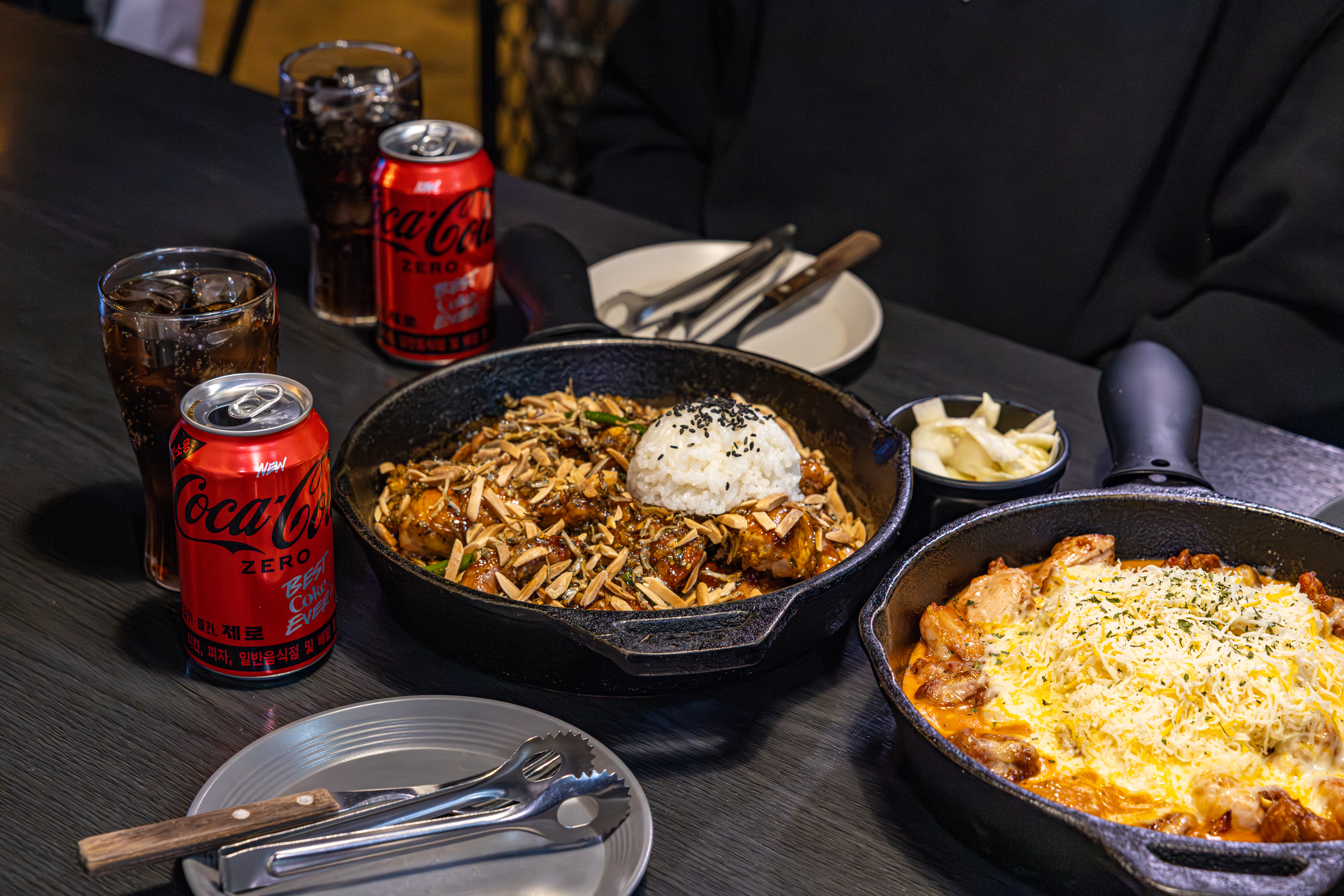 레드리본 맛집 '마틸다바베큐치킨'의 대표메뉴, 로제크림치킨과 멸치 갈몬드 치킨을 코카-콜라 제로와 함께 즐기고 있다.