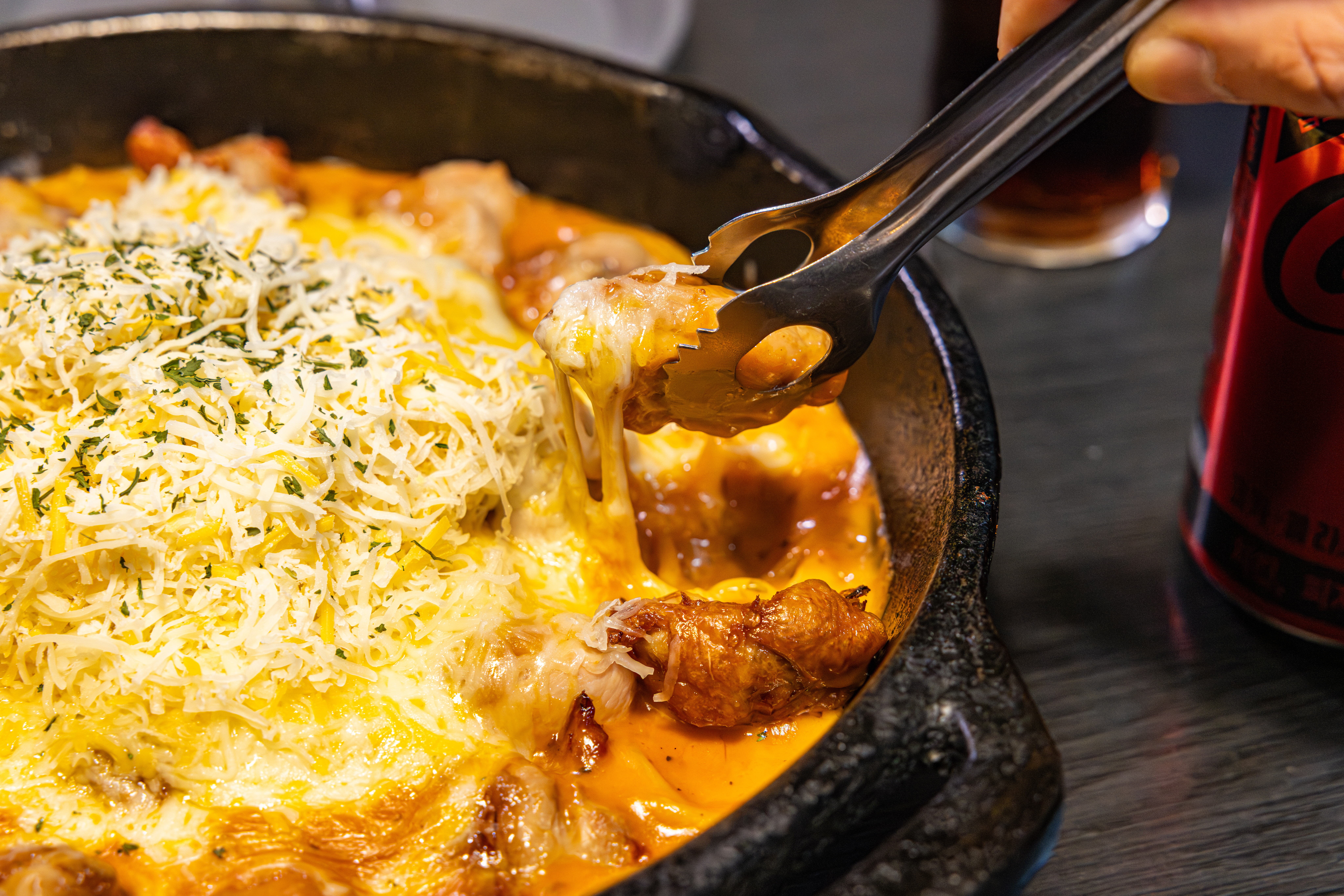 레드리본 맛집 '마틸다바베큐치킨'의 대표메뉴, 로제크림치킨을 코카-콜라 제로와 함께 즐기고 있다