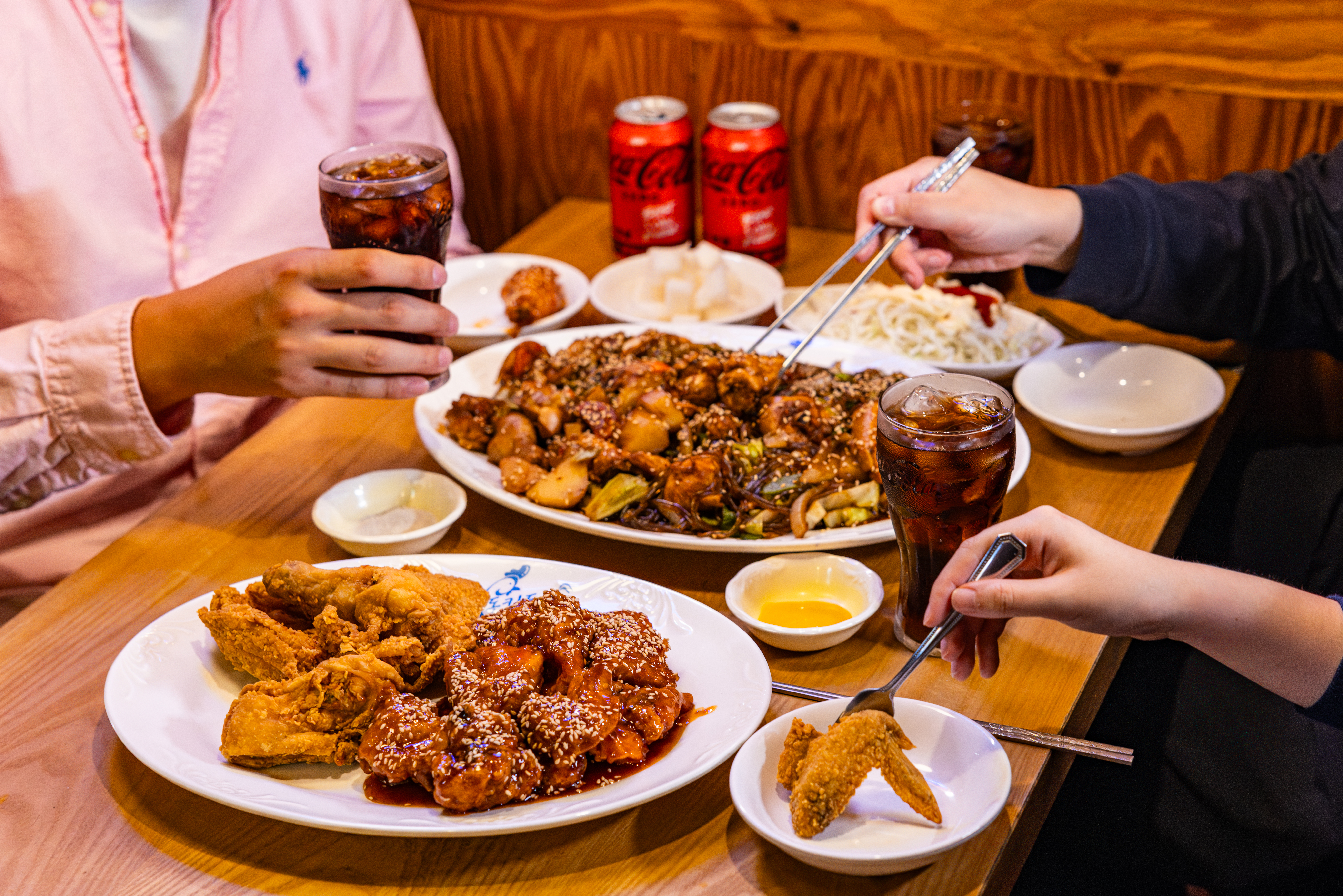 돈키돈키의 대표메뉴, 핫후라이드, 양념치킨, 스야찜을 코카-콜라 제로와 함께 즐기고 있다.