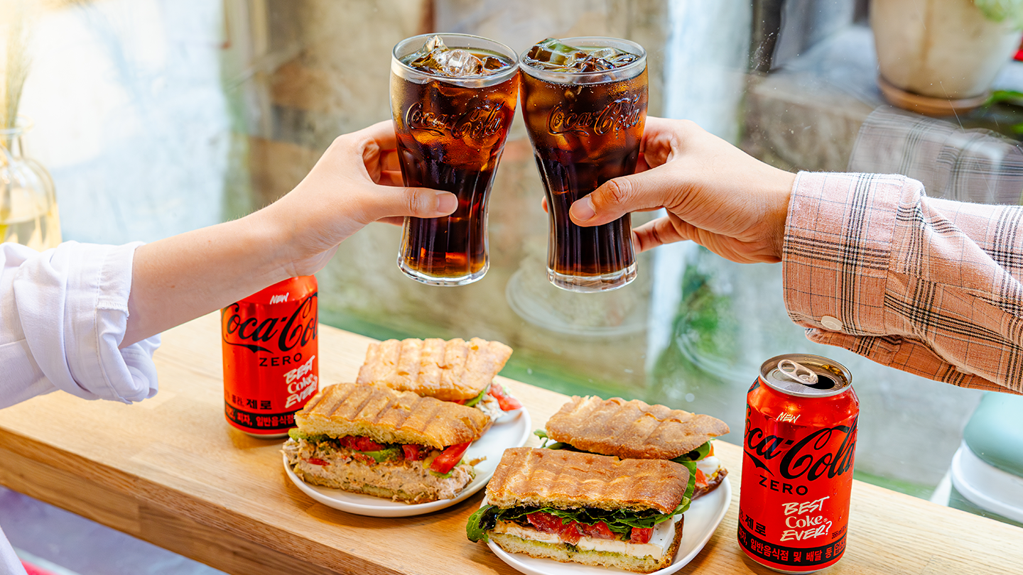 굿니스 클럽의 대표 메뉴, 루꼴라 모짜렐라와 참치 아보카도 샌드위치와 함께 즐기는 코카-콜라 제로