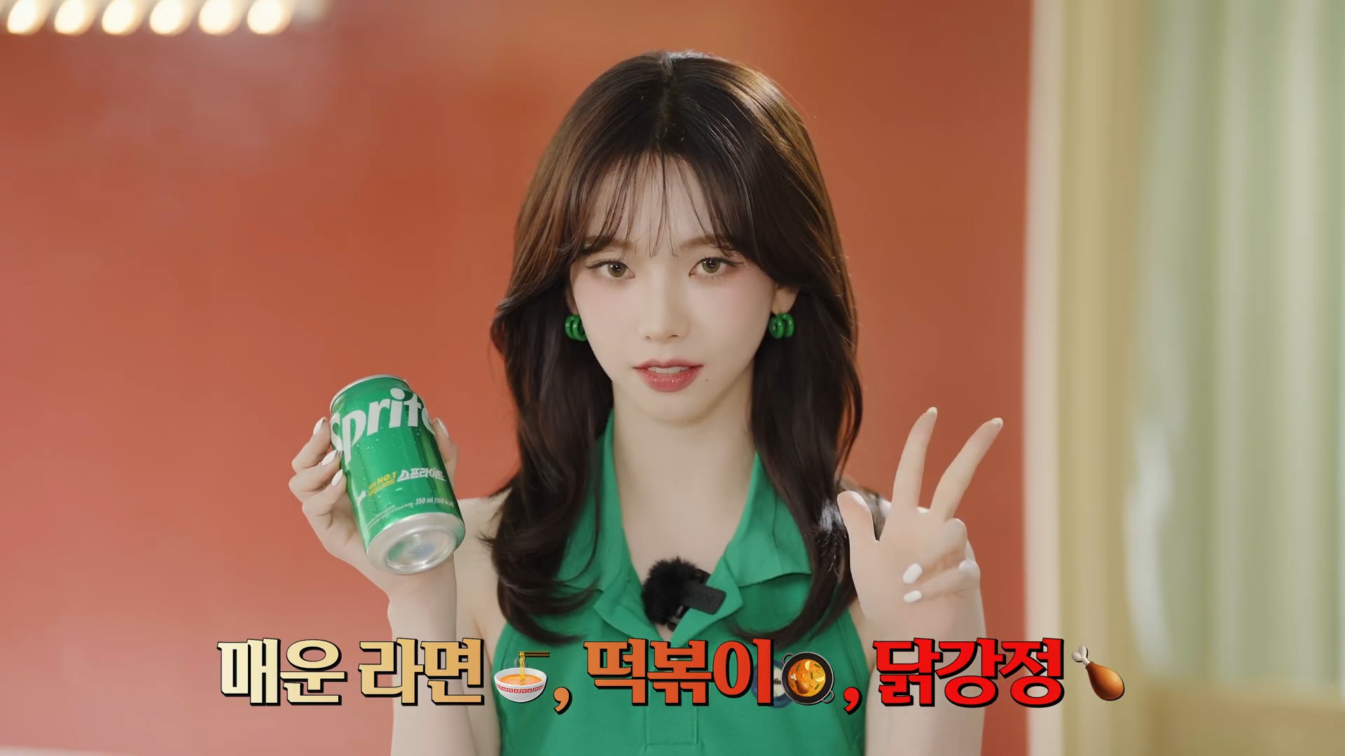 스프라이트 모델 카리나가 매운 라면과 떡볶이, 닭강정 등 매운 음식과 스프라이트의 조합을 소개하는 이미지