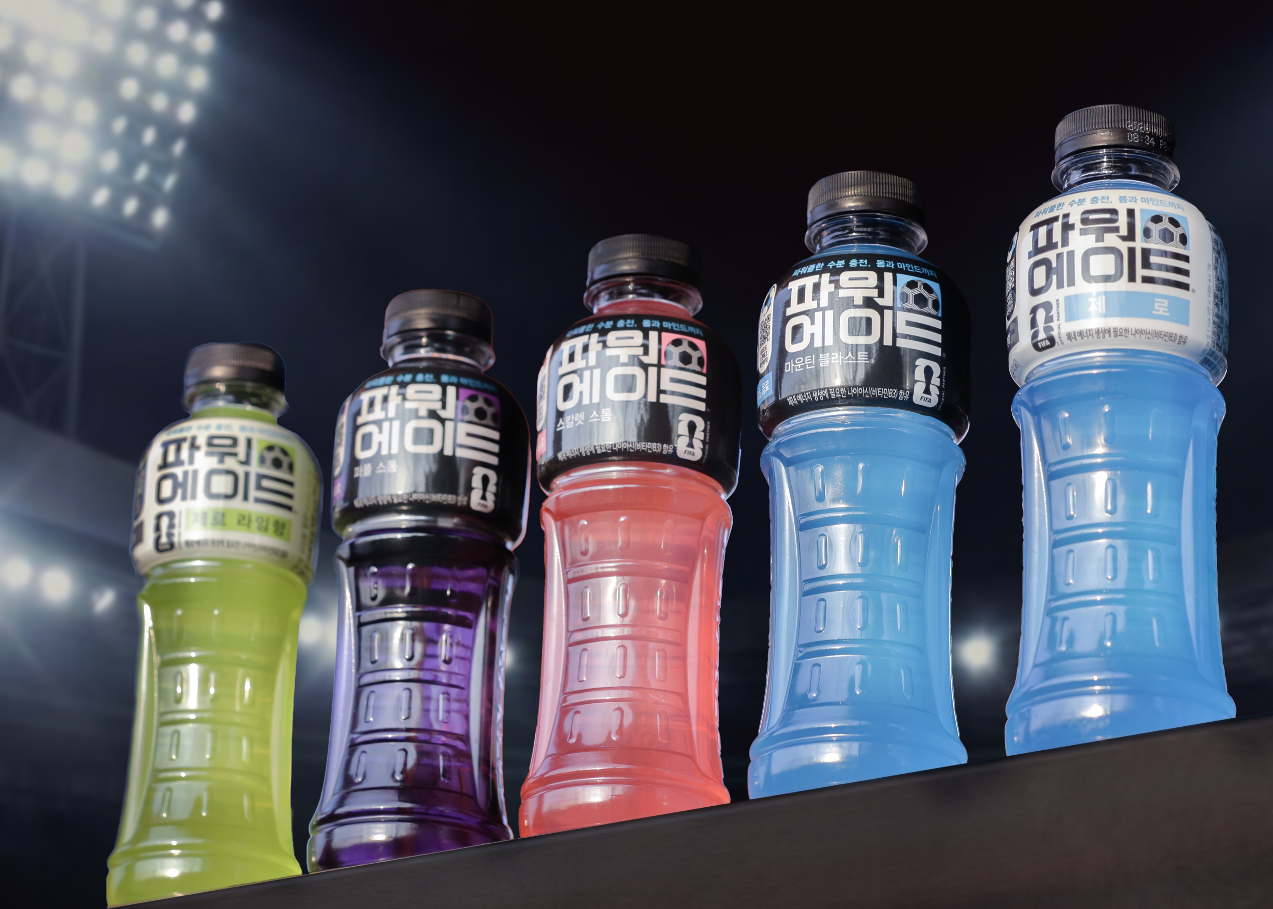 파워에이드 제로 라임향부터 퍼플 스톰, 스칼렛 스톰, 마운틴 블라스트, 제로의26 FIFA 월드컵 패키지가 나열되어 있는 이미지.