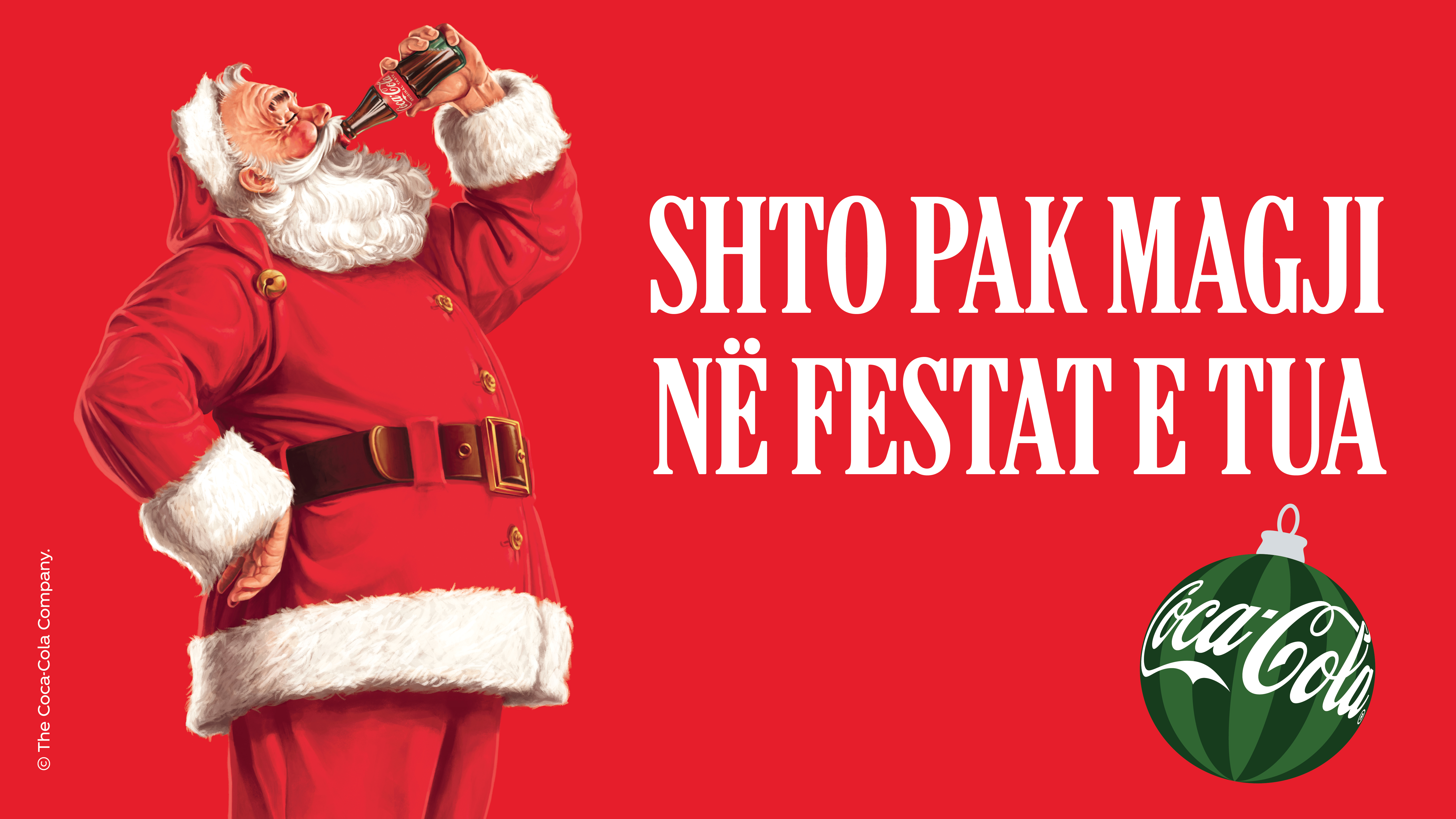 Babagjyshi i Vitit të Ri i veshur me rroba të kuqe po pi Coca-Cola, me sfond të kuq dhe mbishkrim 'Shto pak magji në festat e tua'