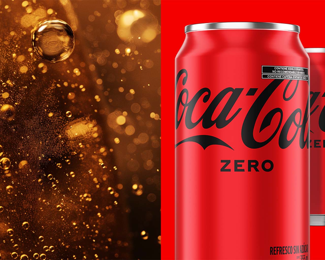 Banner con muchas latas en fila de Coca-Cola Zero del lado derecho y del lado izquierdo una imagen de liquido con burbujas de Coca-Cola.