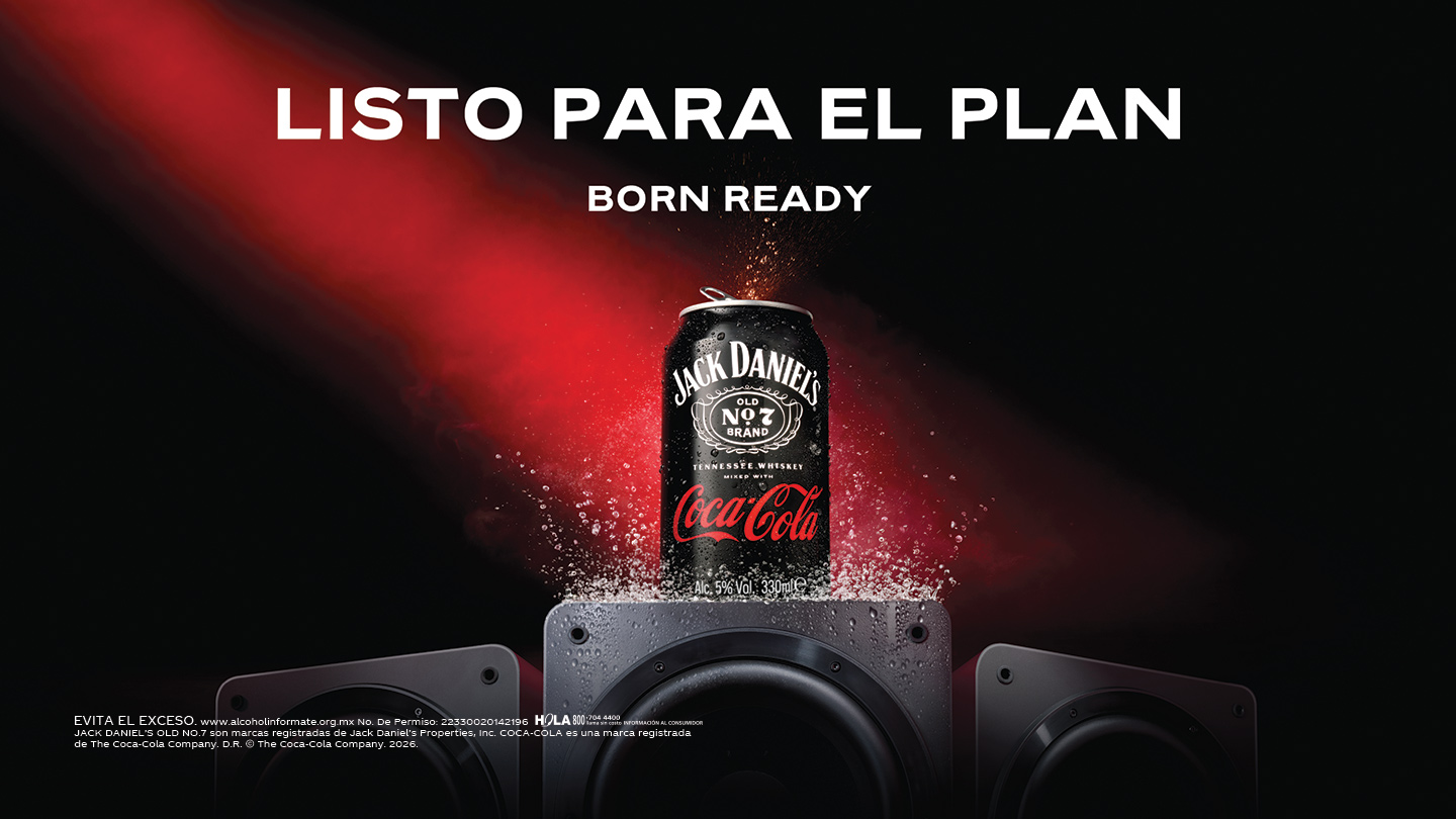 Una lata de Jack Daniel's y Coca-Cola sobre un altavoz, con el texto "LISTO PARA EL PLAN" y "BORN READY".