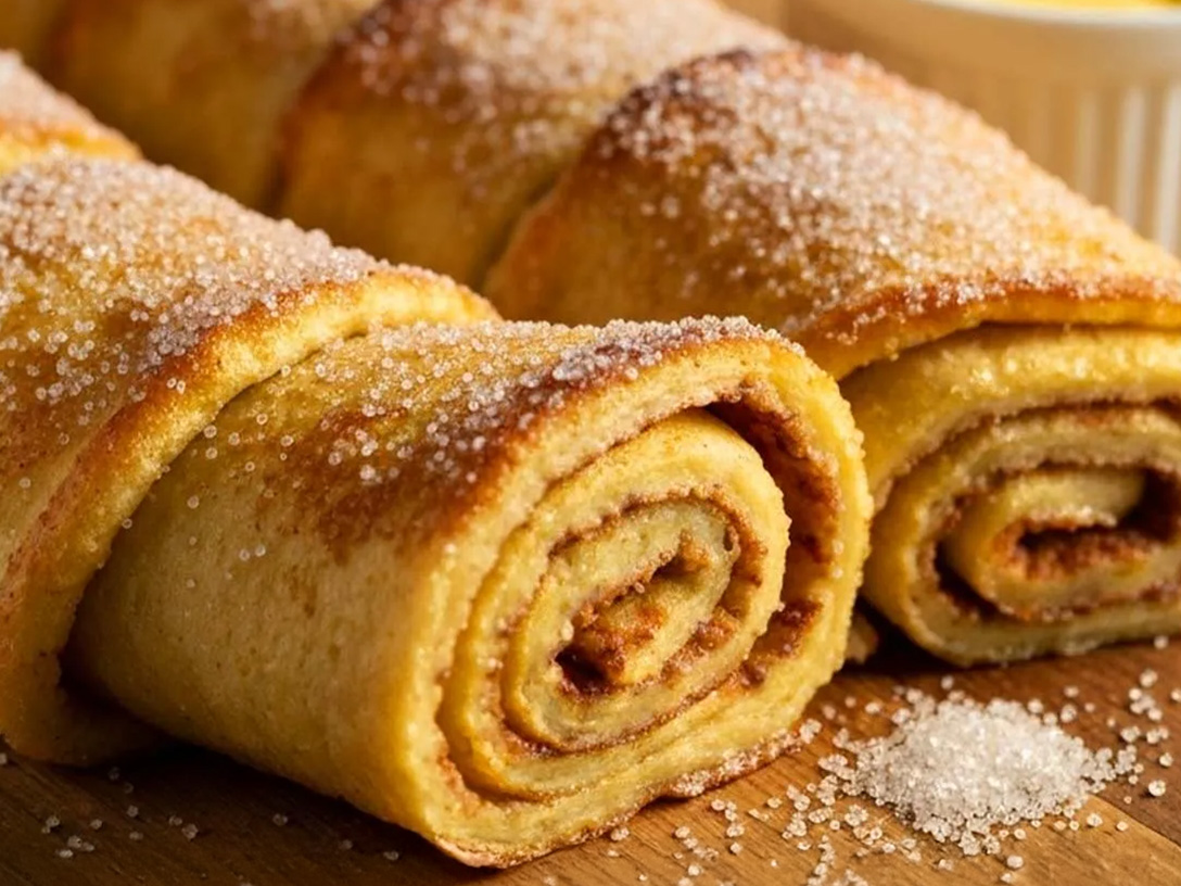 ollos de pan francés rellenos de fresa y crema de avellanas, espolvoreados con azúcar, con fresas frescas al lado.