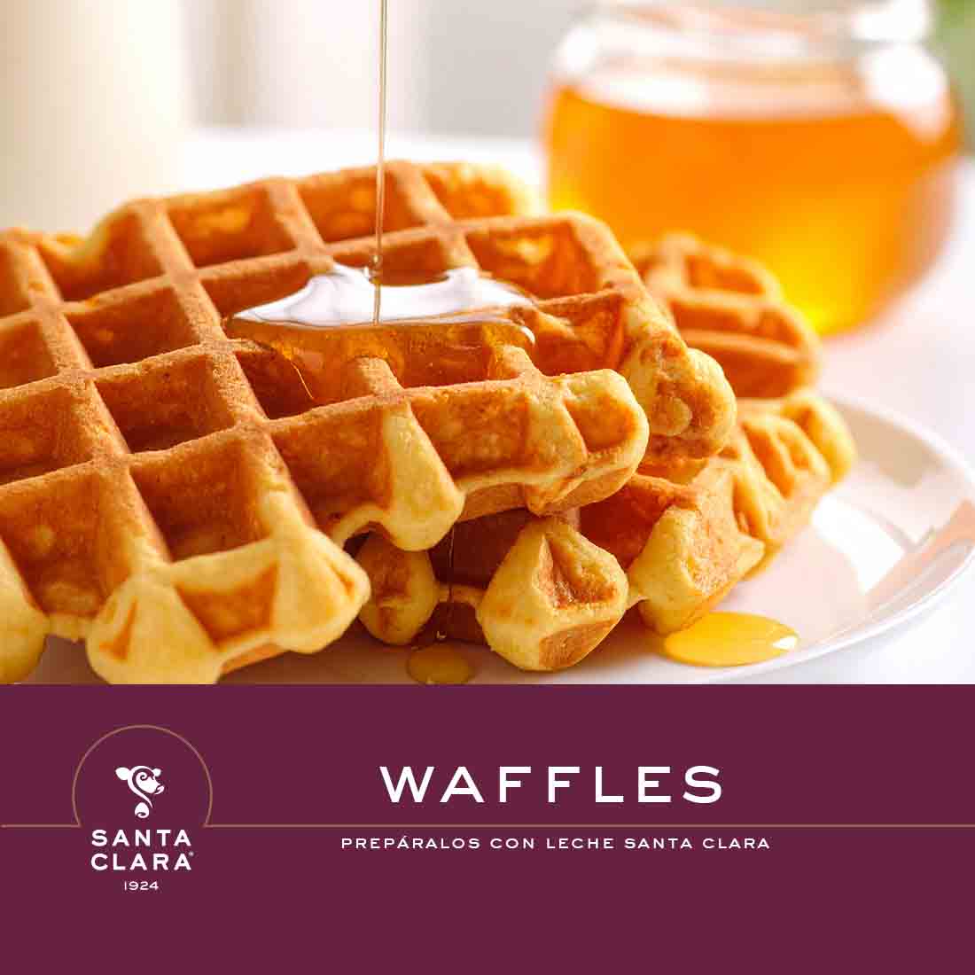 Waffles dorados con miel en un plato blanco. Abajo, una franja borgoña con el texto "WAFFLES" y el logo de Santa Clara, indicando "PREPARADOS CON LECHE SANTA CLARA".