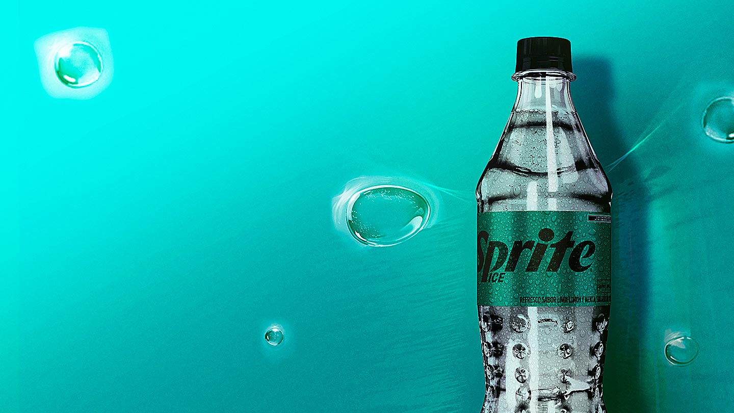 Imagen de una botella de sprite sobre fondo verde agua