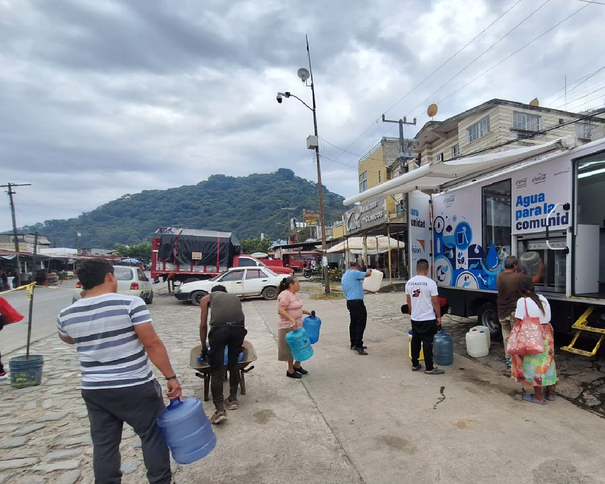 Ayuda en Huracán Raymond.