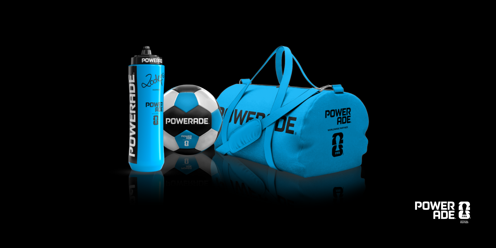 En blå Powerade-sportsdrikkedunk står ved siden af en fodbold og en matchende sportstaske med Powerade-logo, placeret på en sort baggrund med et reflekterende underlag.