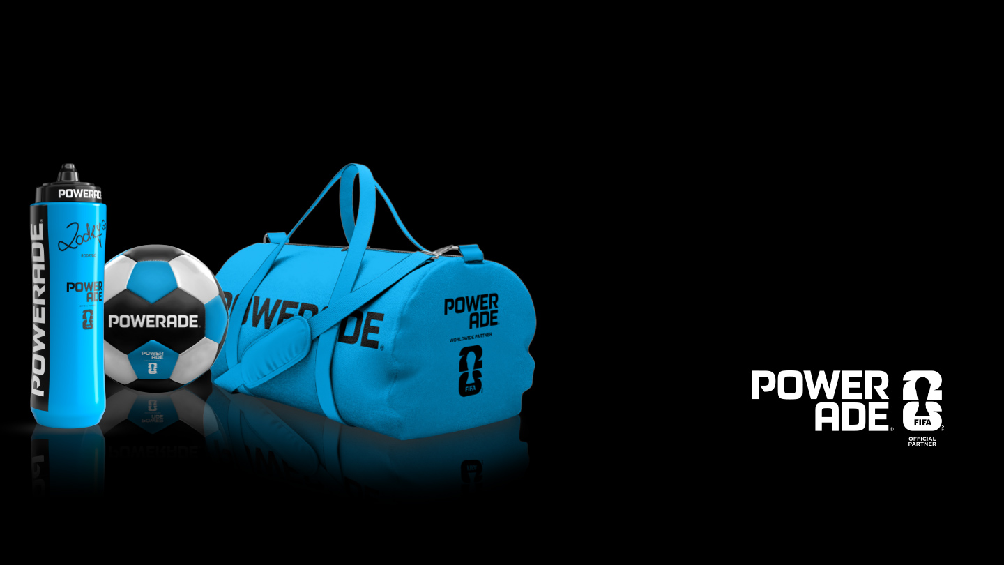 Powerade-produktbillede på sort baggrund med en blå Powerade-drikkedunk, en fodbold og en blå sportstaske med Powerade-logo, samt Powerade FIFA Official Partner‑logo .