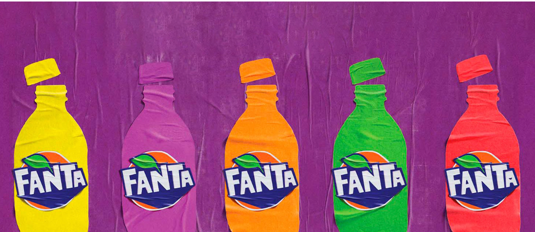 Mujer bebe de una botella de Fanta