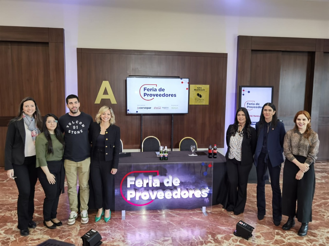 Personas posando en el evento Feria de Proveedores