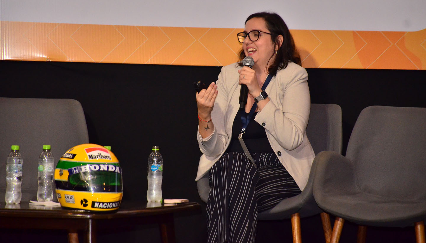 Mujer exponiendo en el eCommerce Day