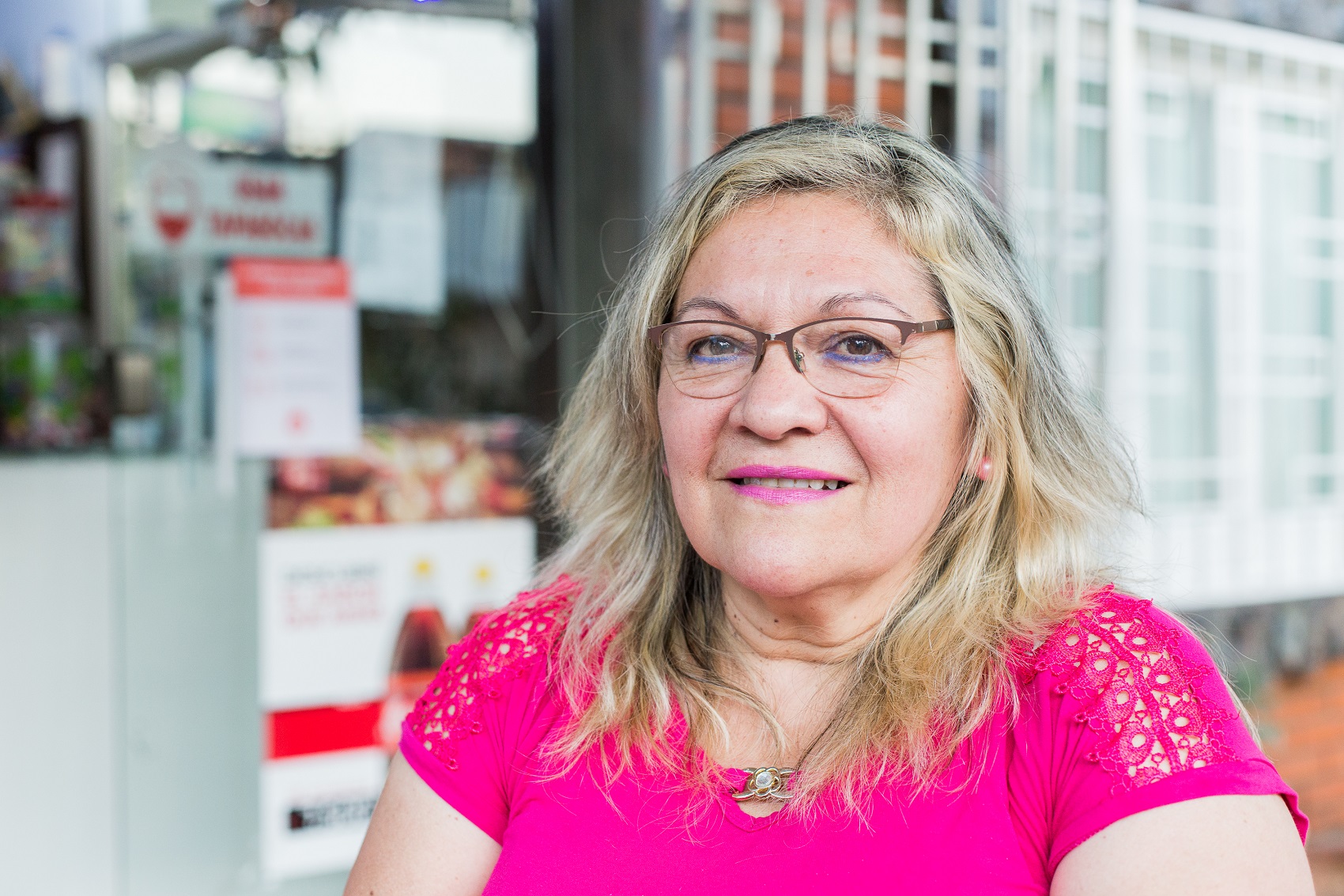 Primer plano de mujer sonriendo en la calle