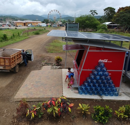 Una pequeña tienda minorista de Coca-Cola con paneles solares en el techo