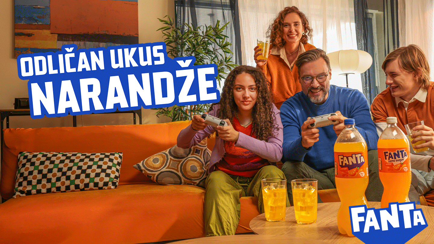 Porodica sedi u dnevnoj sobi, igra video‑igre i uživa u piću, dok je flaša Fante od narandže istaknuta u prvom planu kao simbol zajedničkih trenutaka i odličnog ukusa.