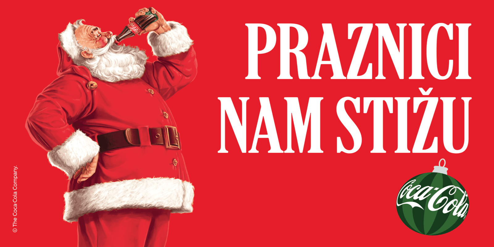 Deda Mraz u crvenom odelu pije Coca-Colu, na crvenoj pozadini sa natpisom 'Praznici nam stižu' i zelenom kuglom sa Coca-Cola logom