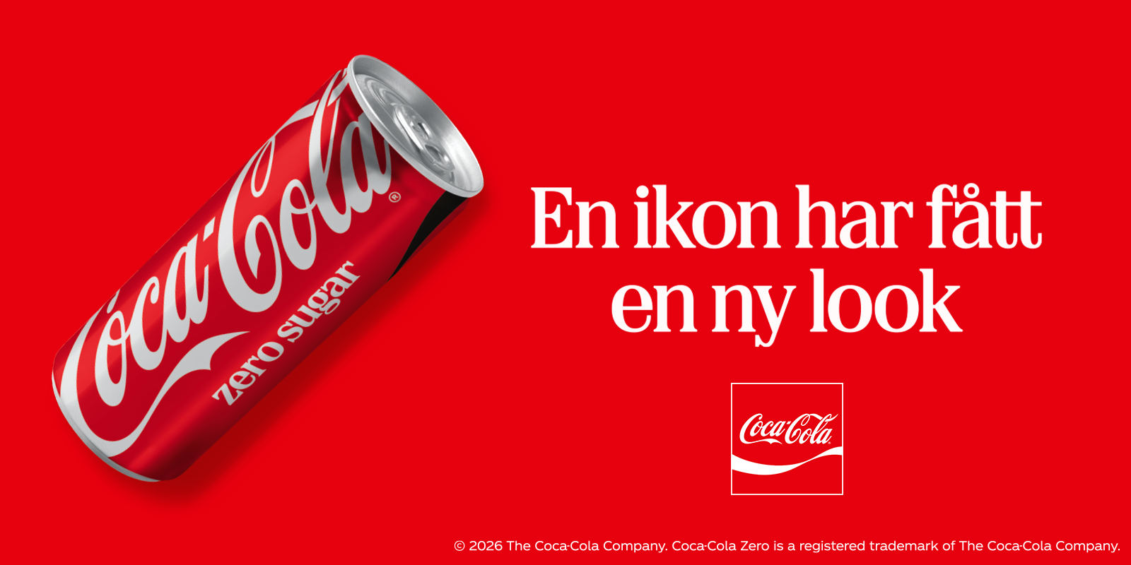 Ett par med en kyld Coca-Cola-flaska i glas