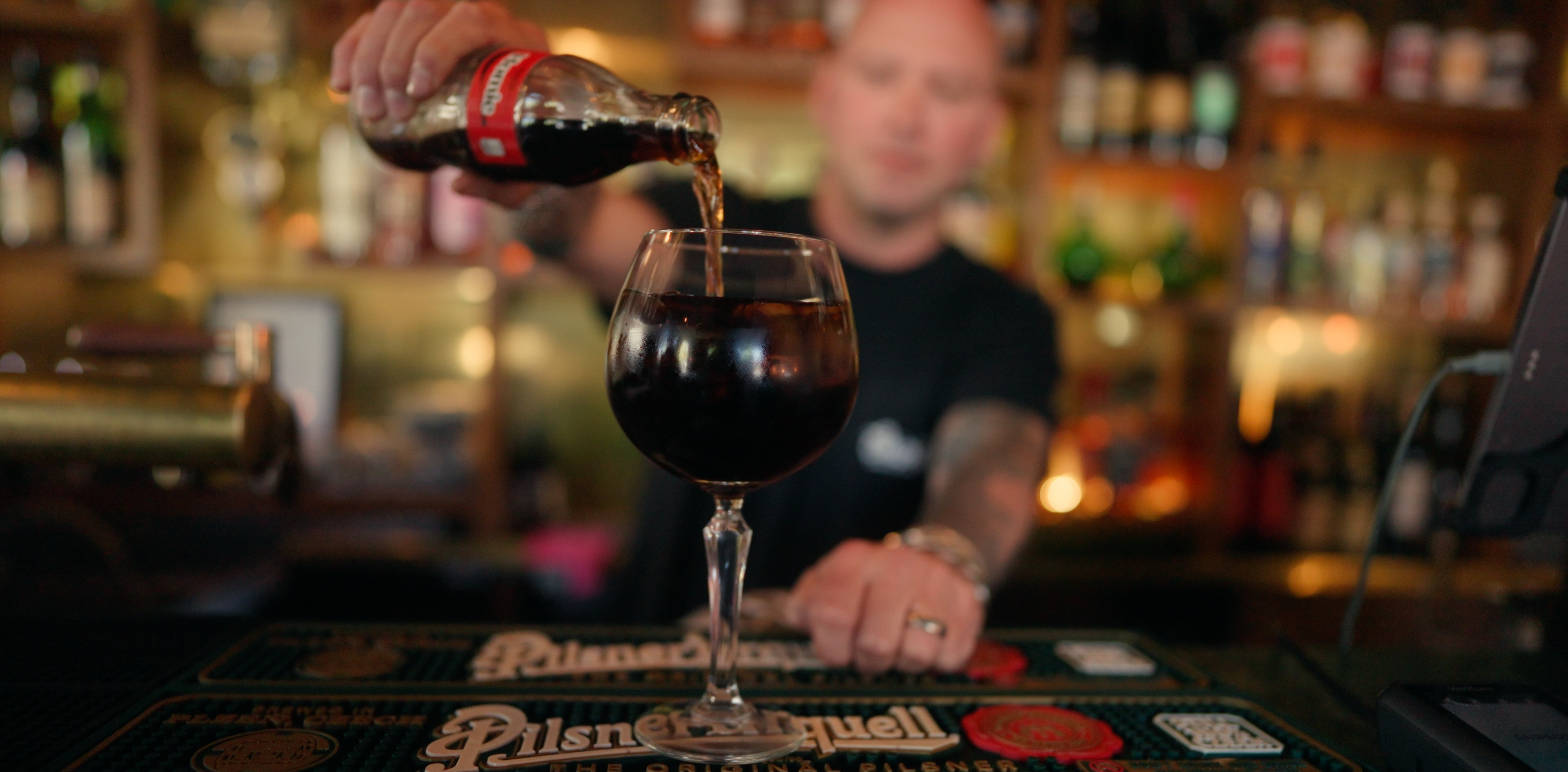 Coca-Cola som hälls upp i ett glas