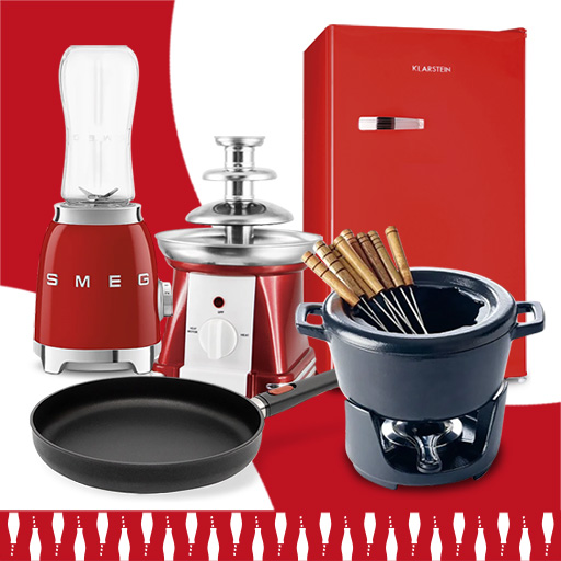 Červené kuchyňské spotřebiče a nádobí včetně mixéru, čokoládové fontány, pánve, fondue setu a chladničky.