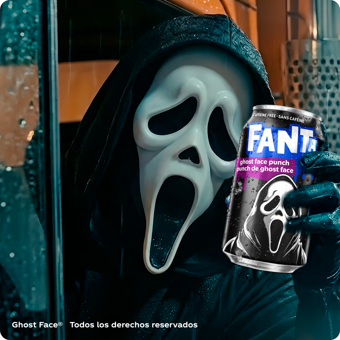 Personaje de Ghost Face acechando con una lata Fanta Ghost Face en la mano