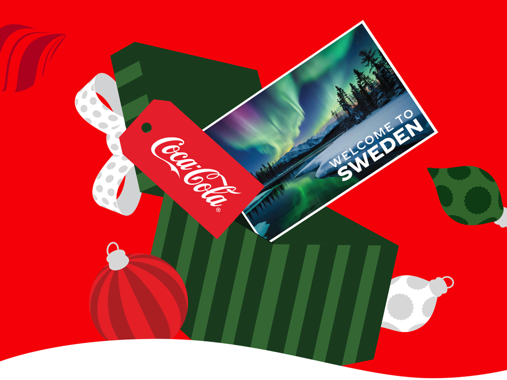 Una caja de regalo rodeada de adornos con una etiqueta de Coca-Cola se abre para mostrar una postal de Suecia