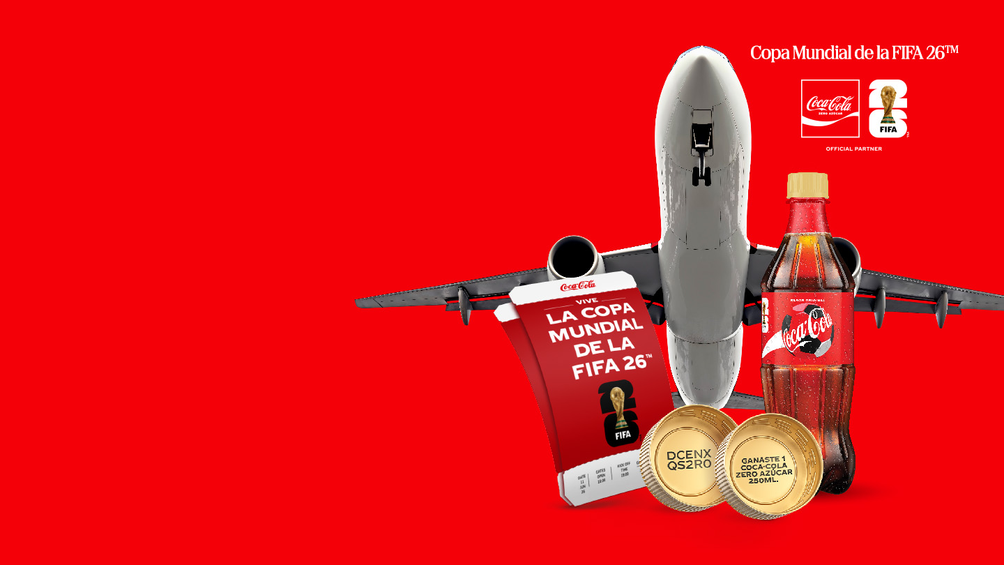 Promoción de Coca-Cola para la Copa Mundial de la FIFA 2026™. Se observa un avión, boletos, dos tapas doradas y una botella de Coca-Cola.