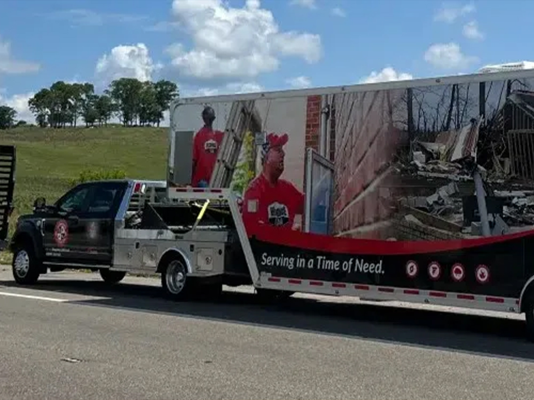 Équipe d'intervention consolidée Coke avec un camion